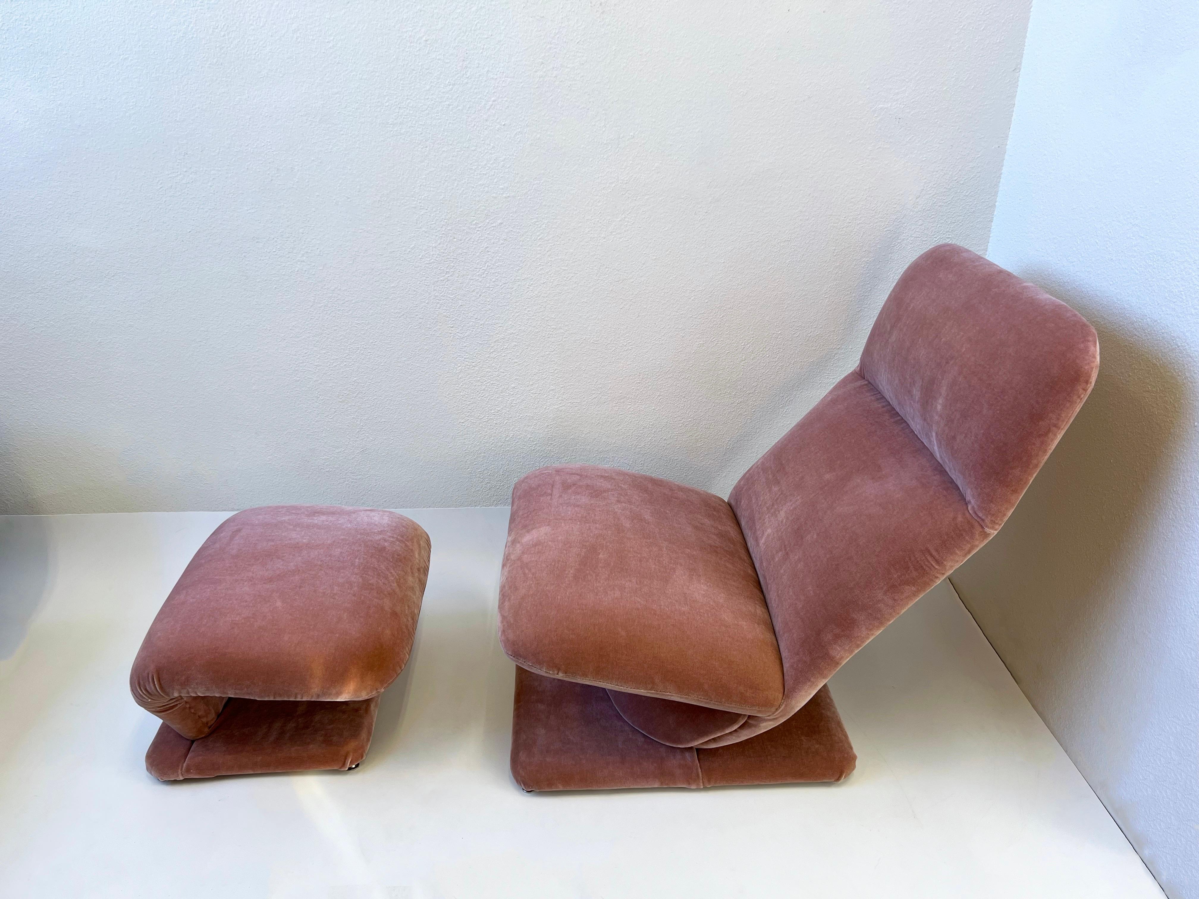 Moderne Fauteuil de salon et repose-pieds en mohair rose par Design Institute of America  en vente