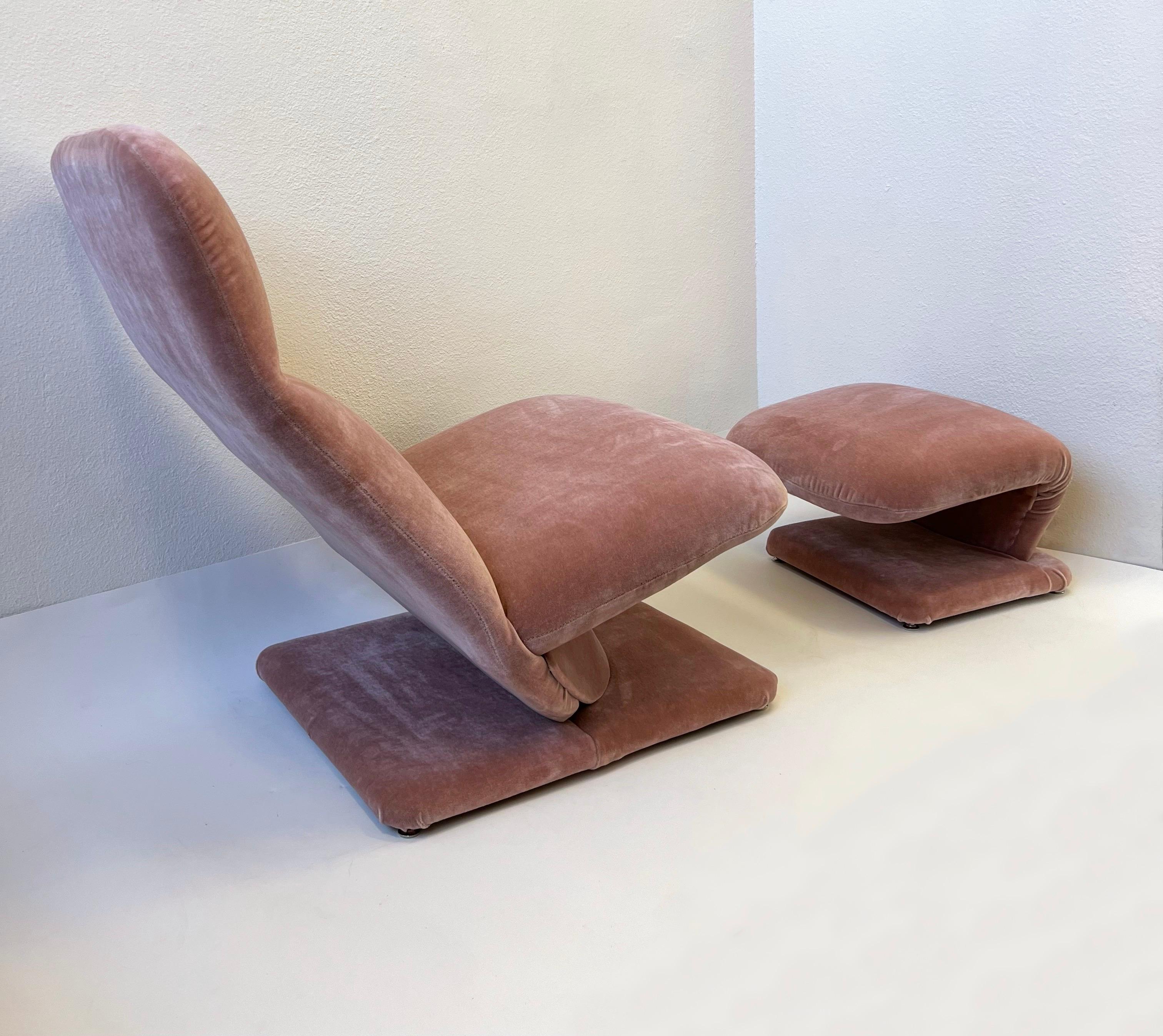 Américain Fauteuil de salon et repose-pieds en mohair rose par Design Institute of America  en vente
