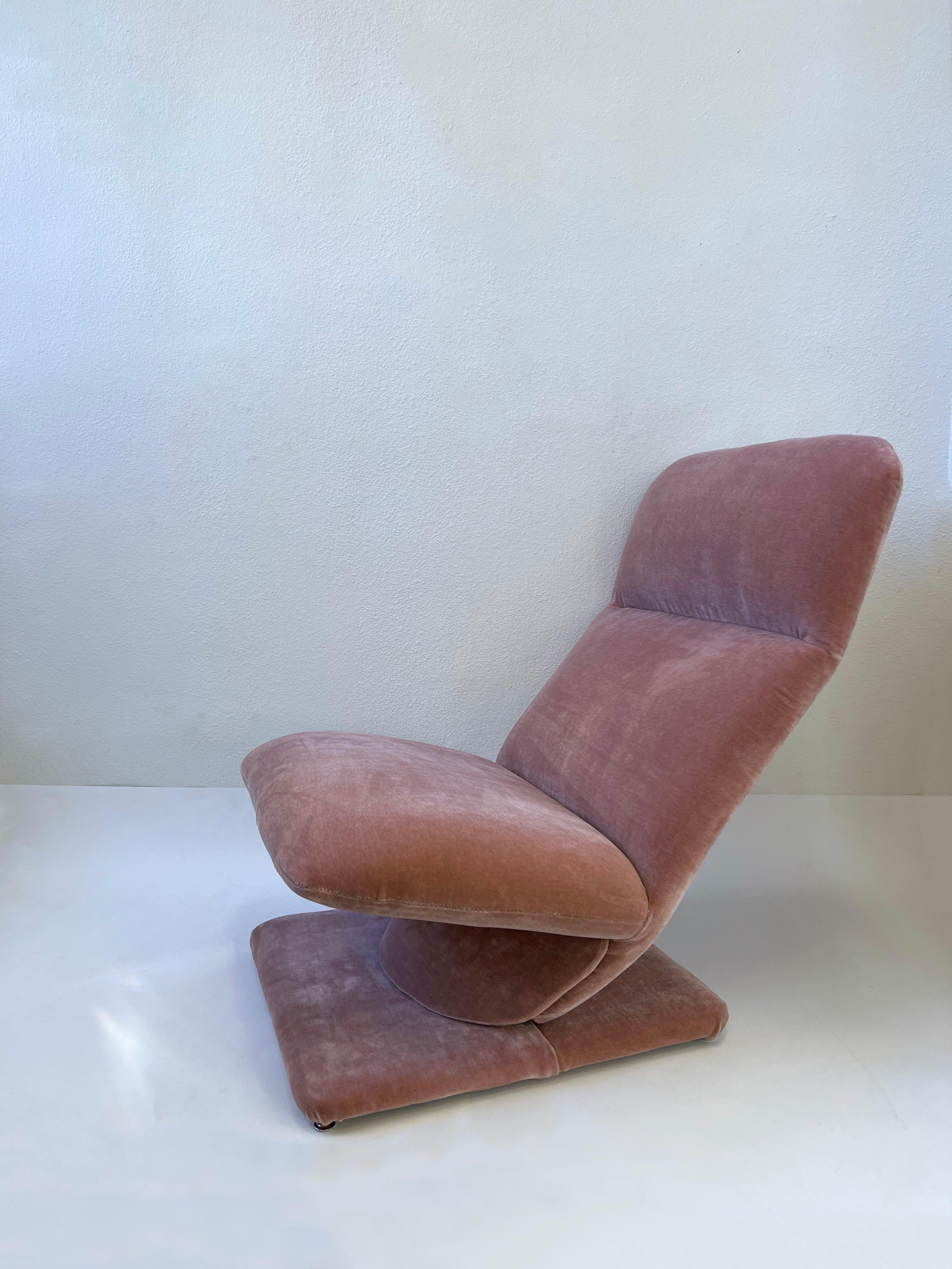 Mohair Fauteuil de salon et repose-pieds en mohair rose par Design Institute of America  en vente