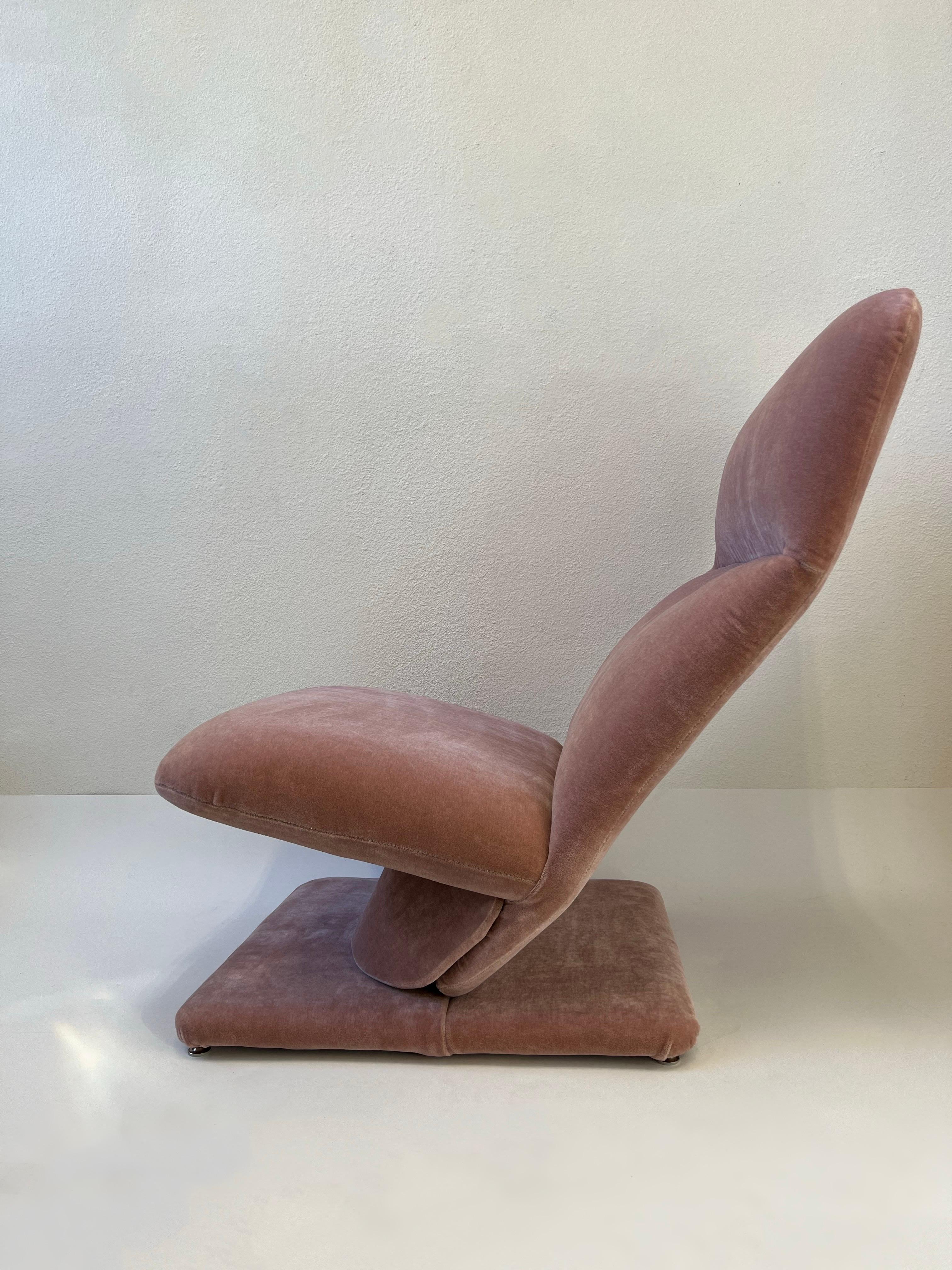 Fauteuil de salon et repose-pieds en mohair rose par Design Institute of America  en vente 1