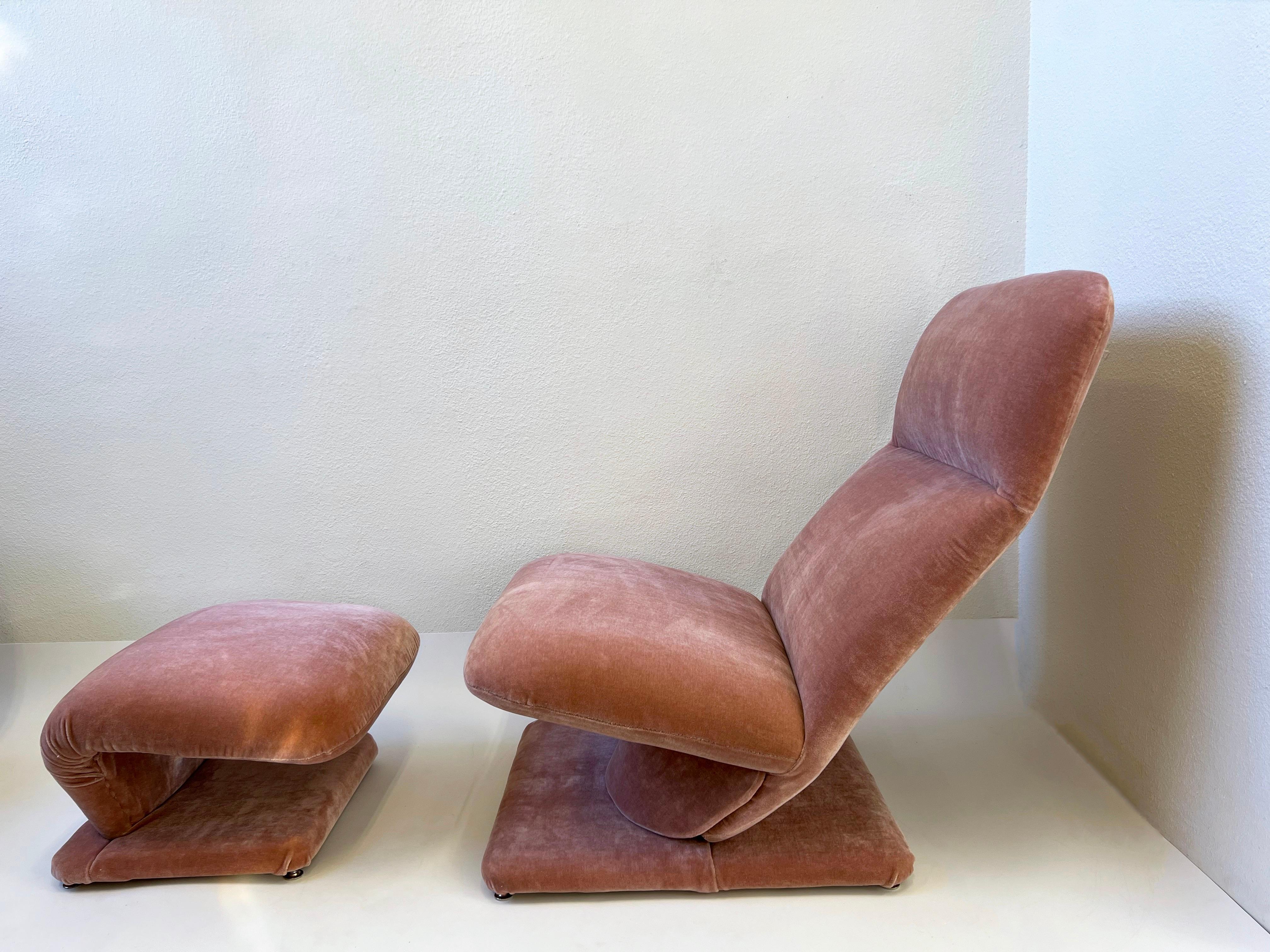 Fauteuil de salon et repose-pieds en mohair rose par Design Institute of America  en vente 2