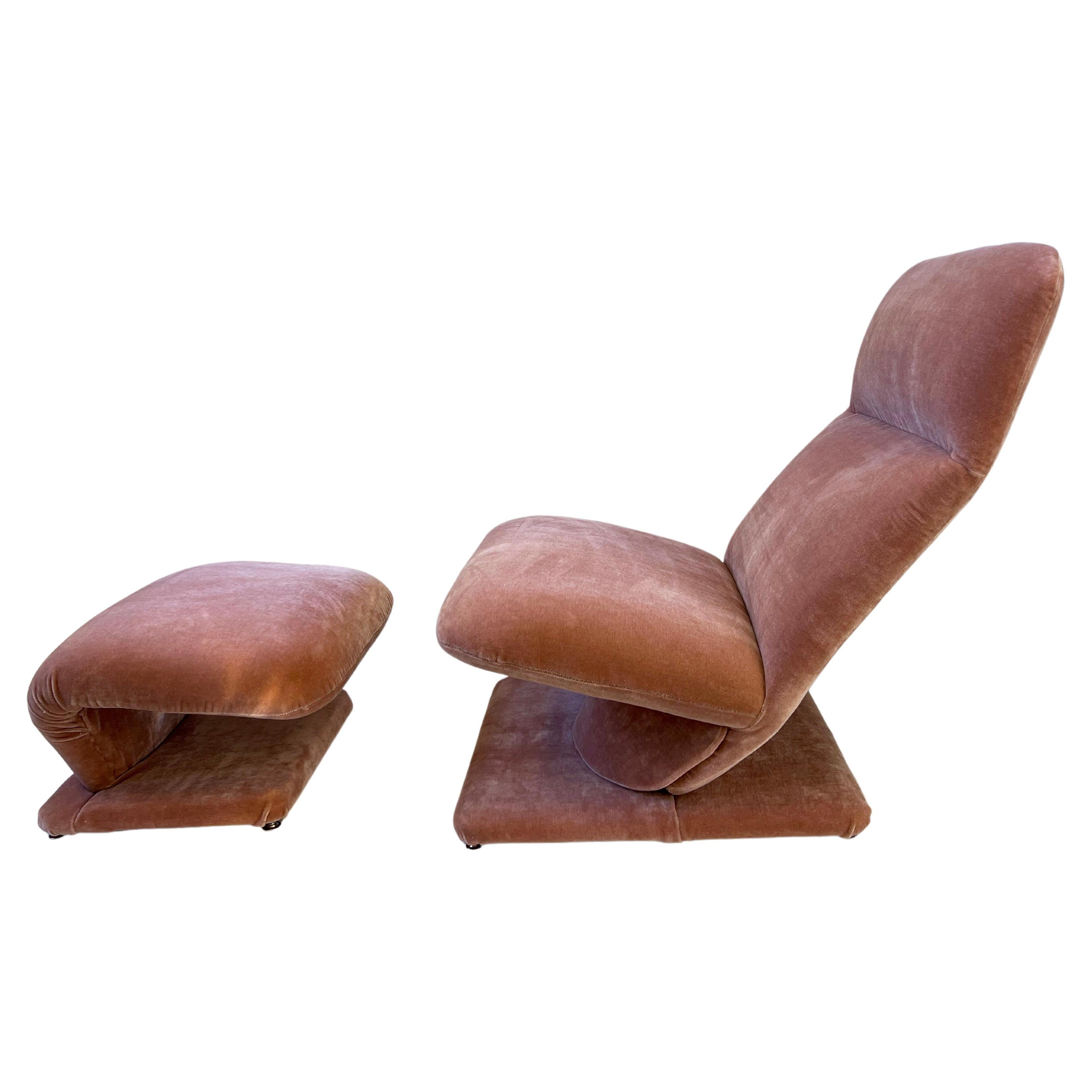 Fauteuil de salon et repose-pieds en mohair rose par Design Institute of America  en vente