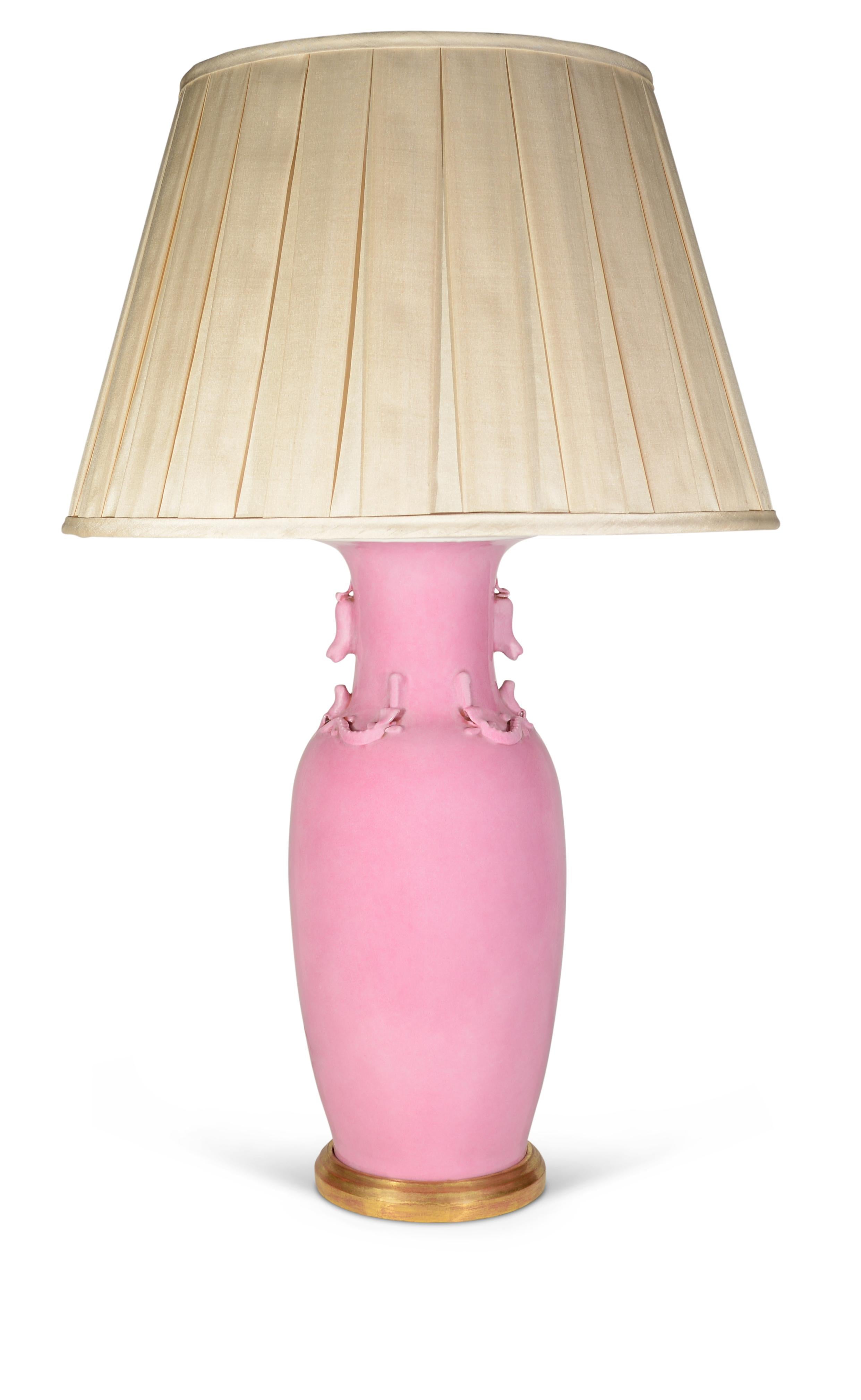 Un beau vase chinois en porcelaine monochrome, avec une merveilleuse glaçure rose, maintenant monté comme une lampe avec une base tournée et dorée à la main.

Hauteur du vase :  18 1/4 in ( 48 cm) incluant la base en bois doré, excluant