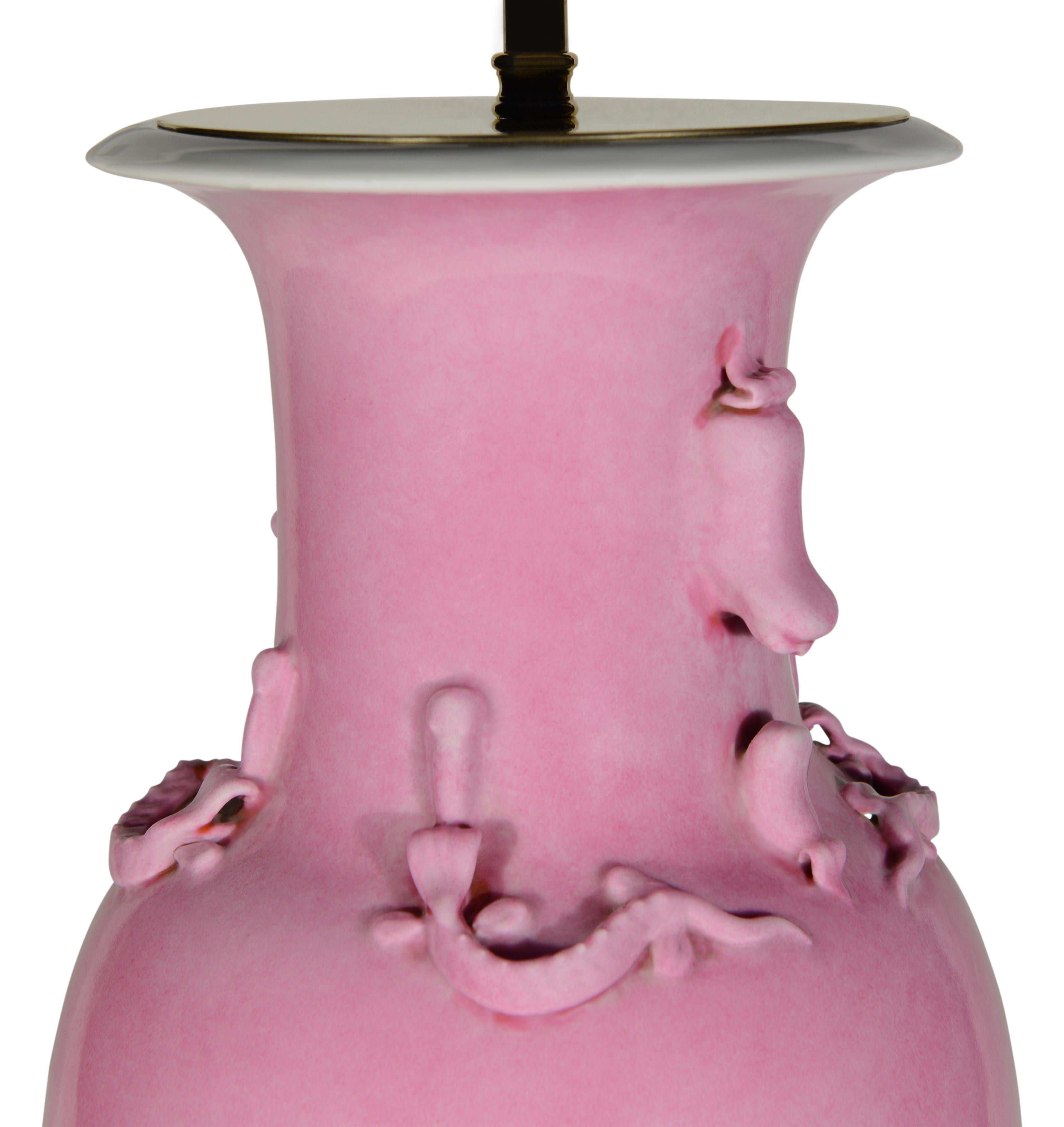 Chinois Lampe de table en porcelaine chinoise monochrome rose du 20e siècle en vente