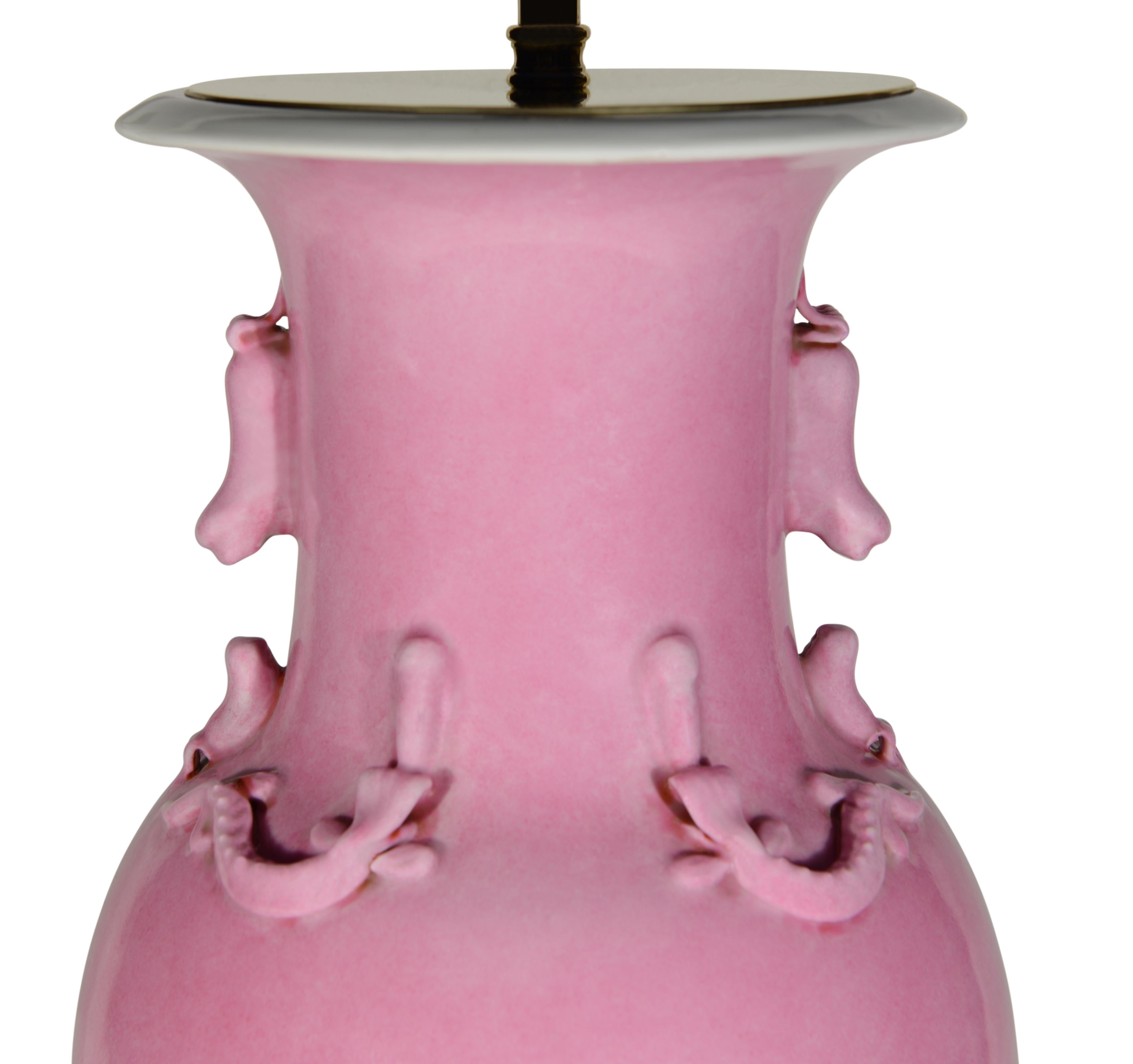 Lampe de table en porcelaine chinoise monochrome rose du 20e siècle Bon état - En vente à London, GB