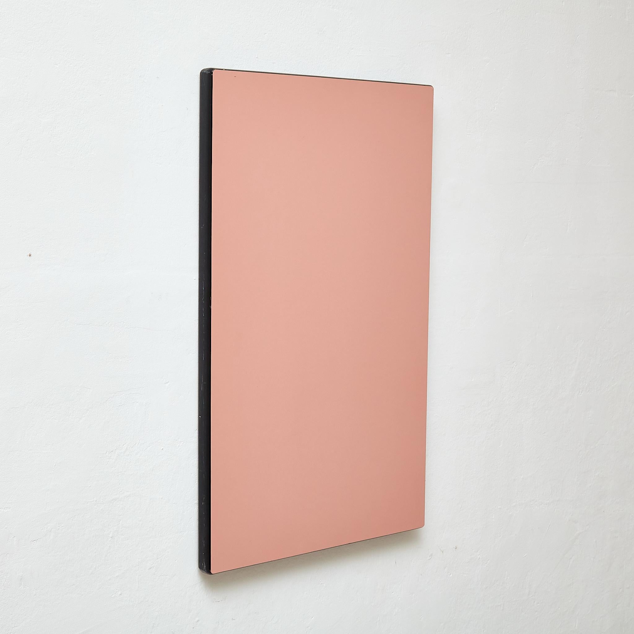 Dieses zeitgenössische Kunstwerk von Sandro ist ein atemberaubendes Werk, das ein wunderschönes rosa monochromes Farbschema zeigt. Mit seinem minimalistischen Design strahlt dieses Kunstwerk ein Gefühl von Schlichtheit und Eleganz aus. Das aus Holz