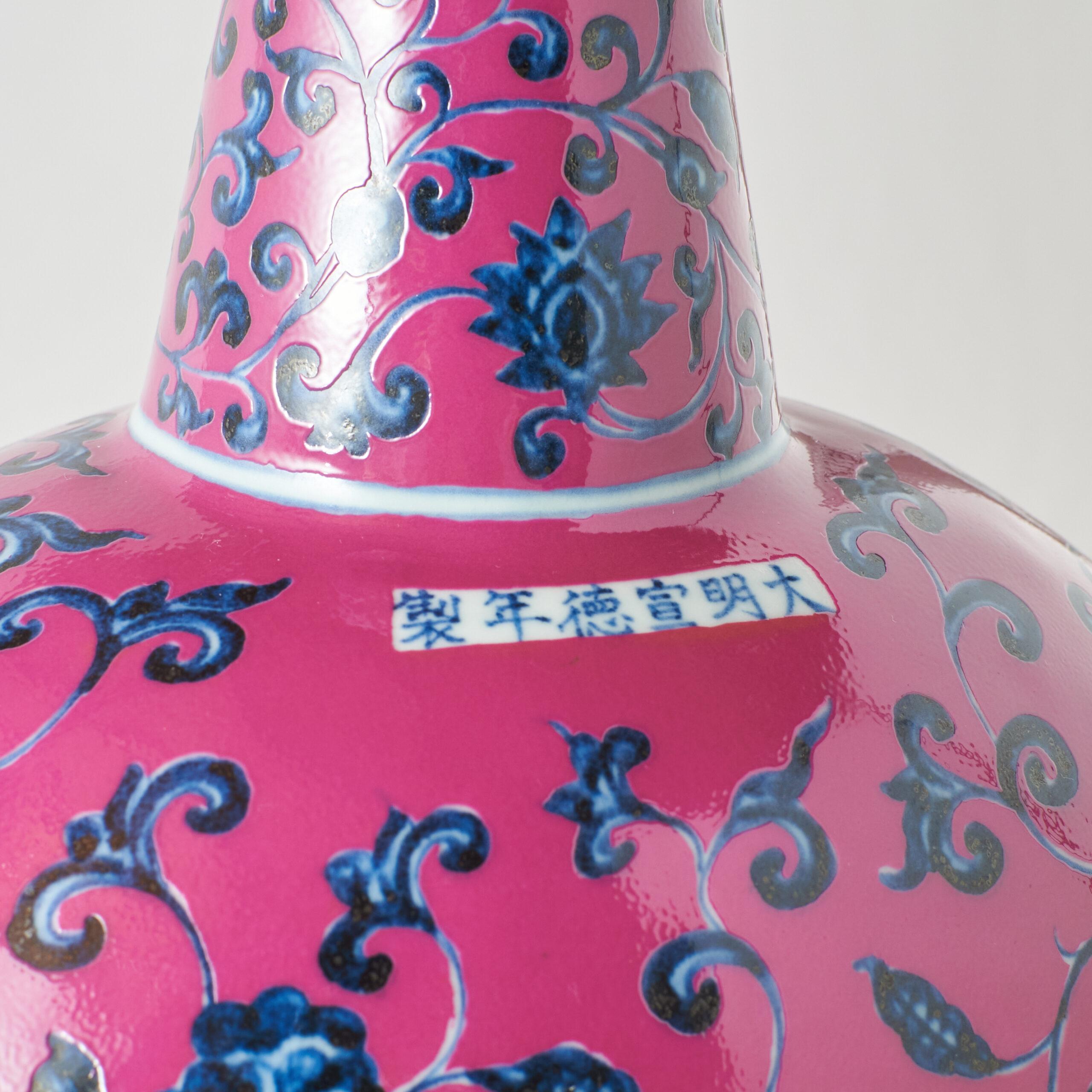 Jarrón en forma de petaca lunar rosa con motivos florales azules, Siglo XX Chino en venta