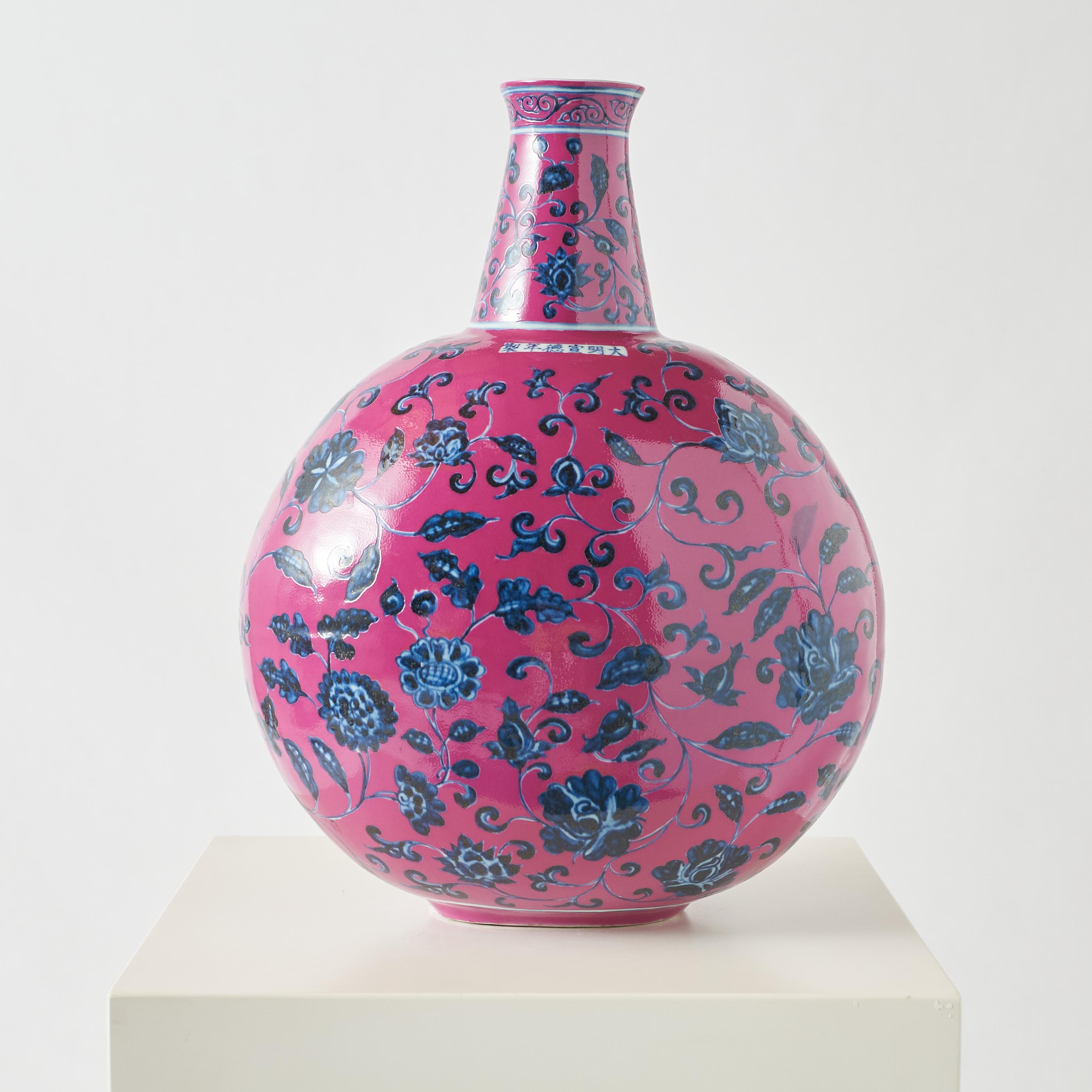 Cinese Vaso a forma di fiasco di luna rosa con motivi floreali blu, XX secolo in vendita