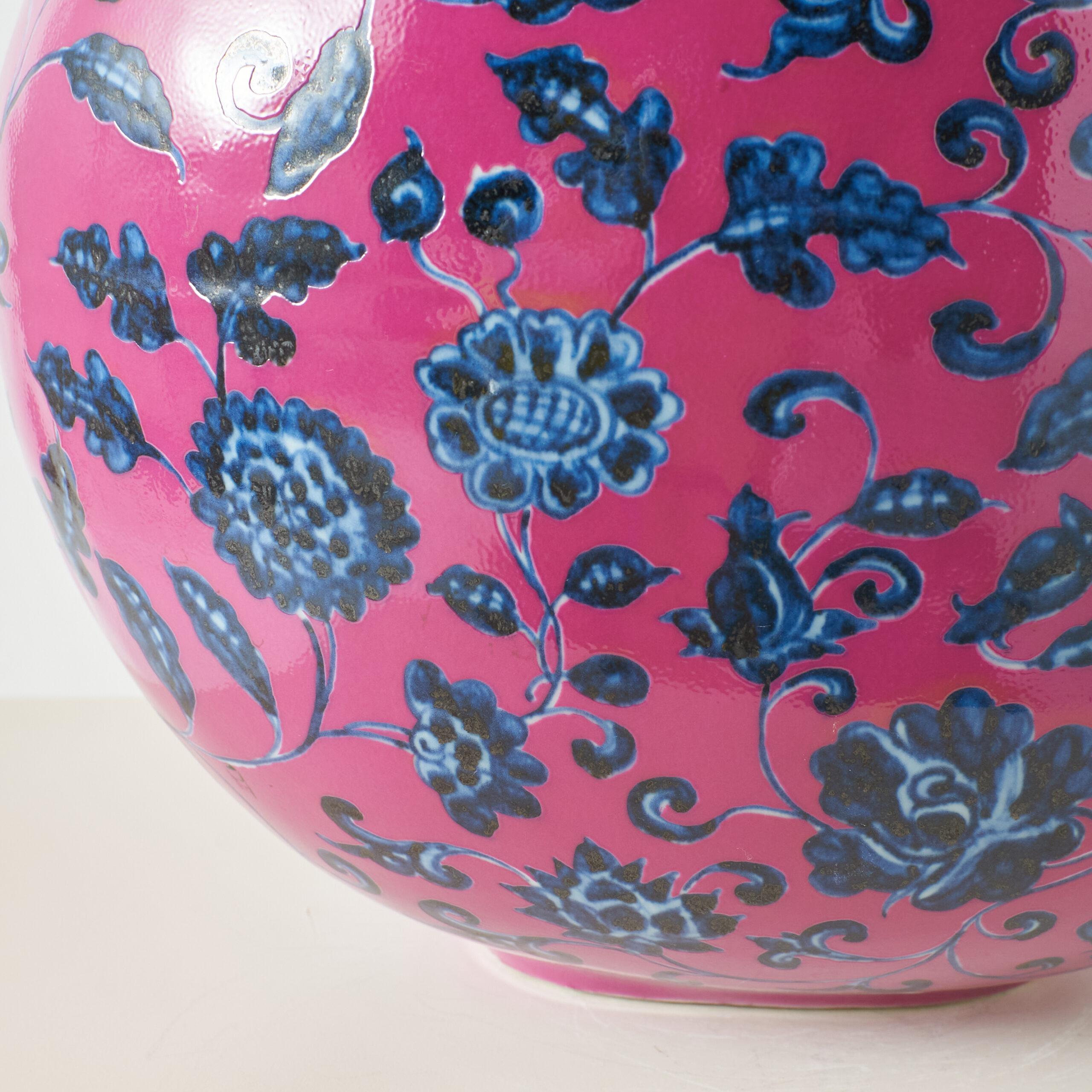 Jarrón en forma de petaca lunar rosa con motivos florales azules, Siglo XX en Bueno estado para la venta en San Francisco, CA