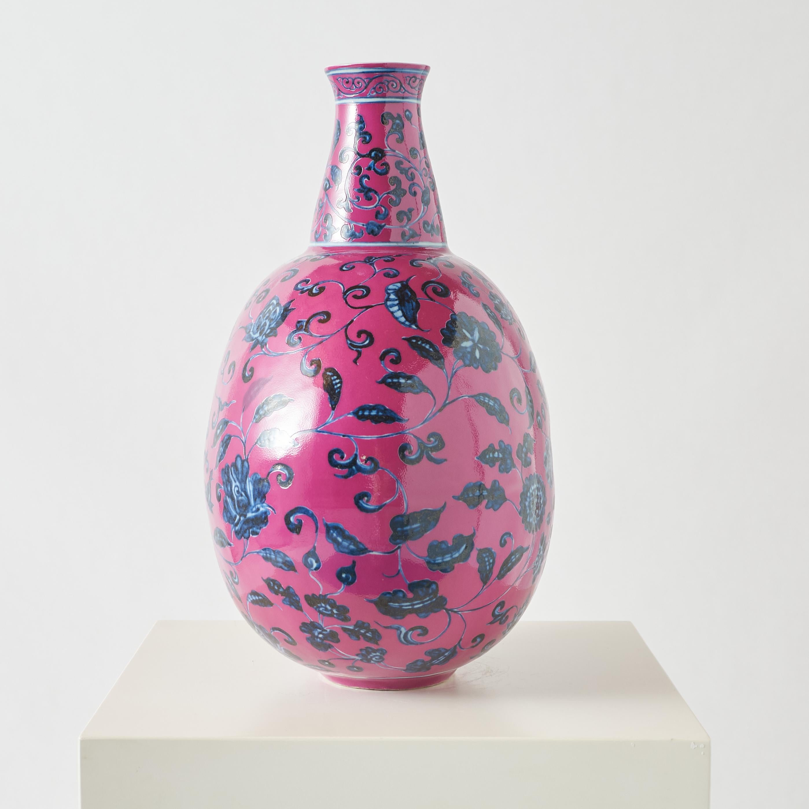 Vaso a forma di fiasco di luna rosa con motivi floreali blu, XX secolo In condizioni buone in vendita a San Francisco, CA