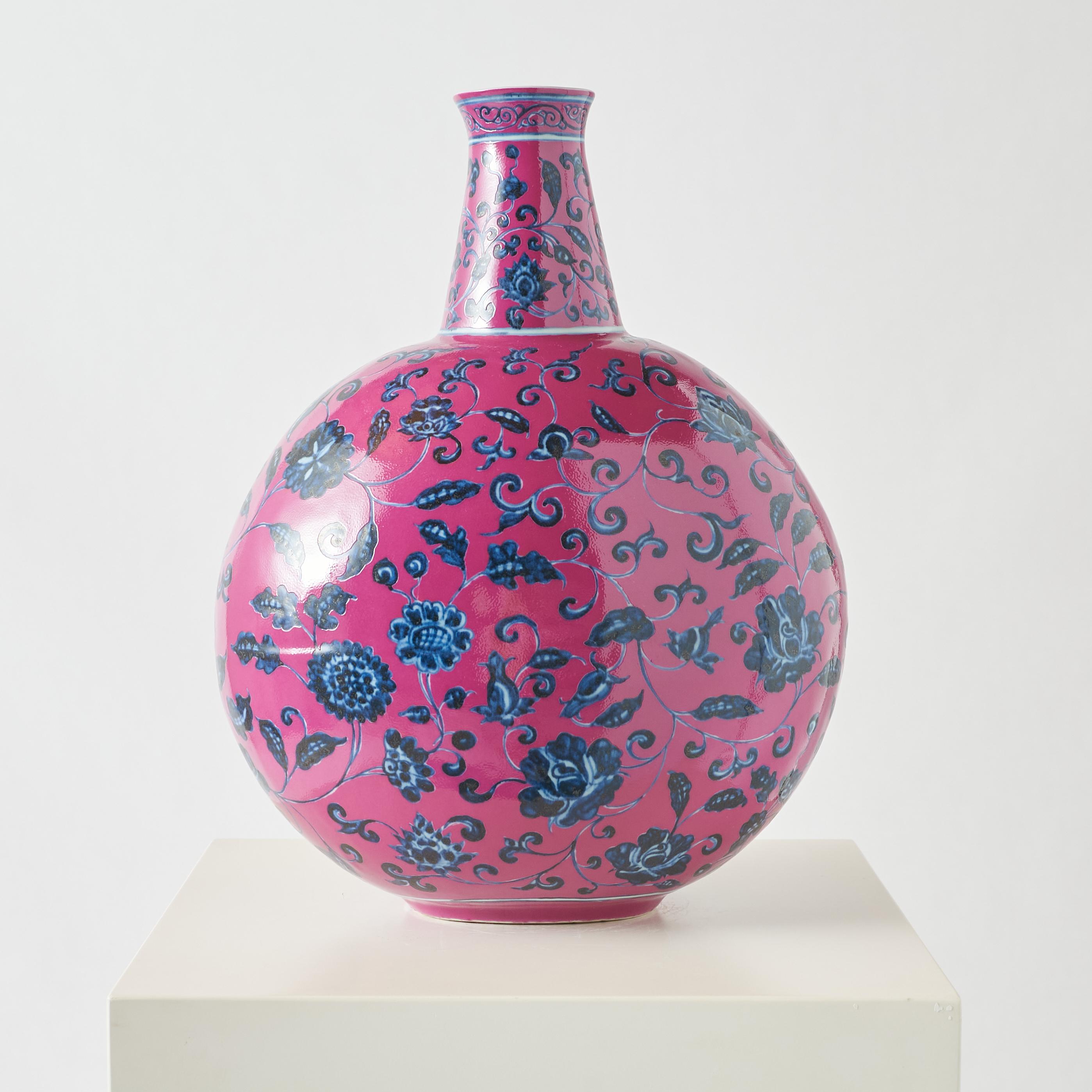 Porcellana Vaso a forma di fiasco di luna rosa con motivi floreali blu, XX secolo in vendita