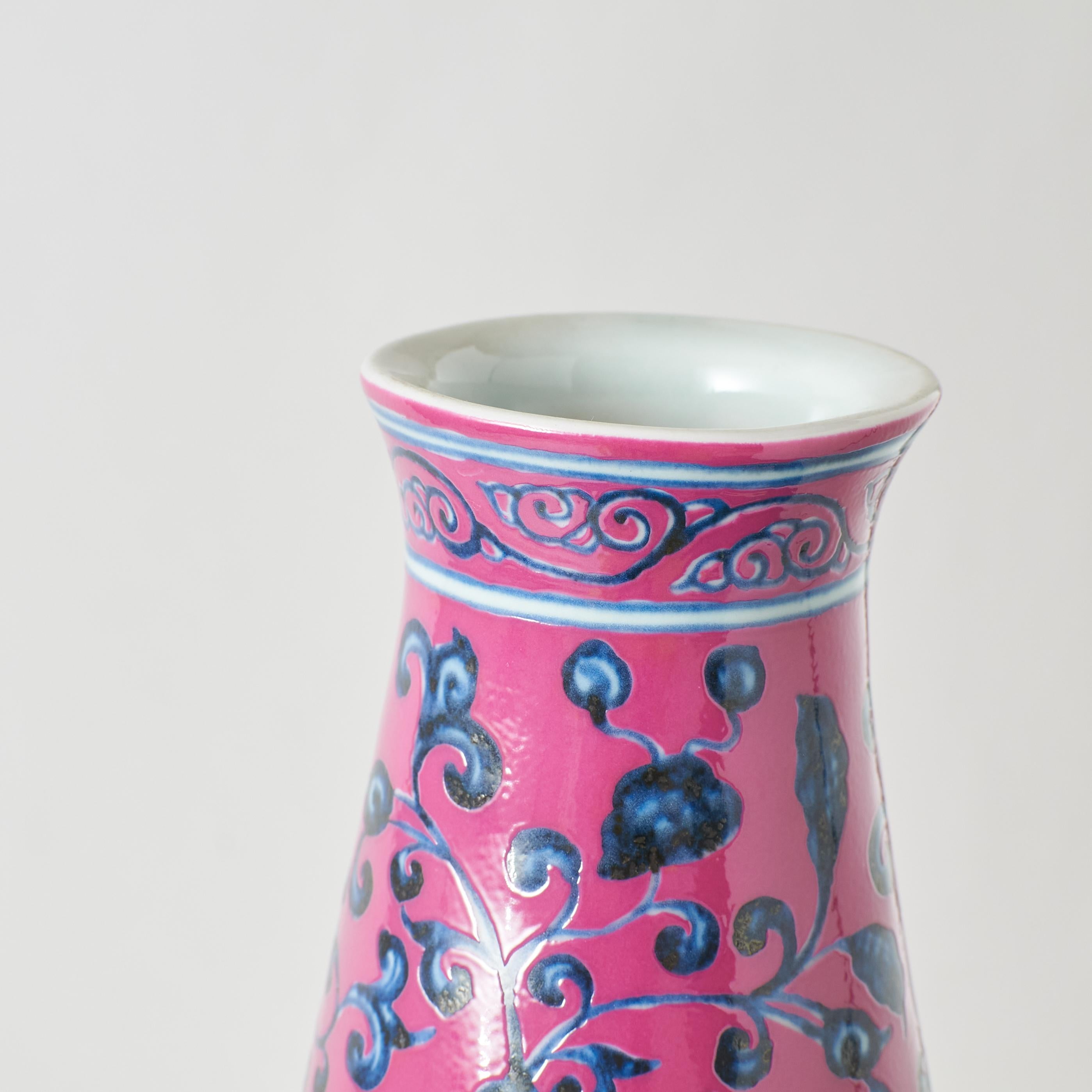 Vaso a forma di fiasco di luna rosa con motivi floreali blu, XX secolo in vendita 2