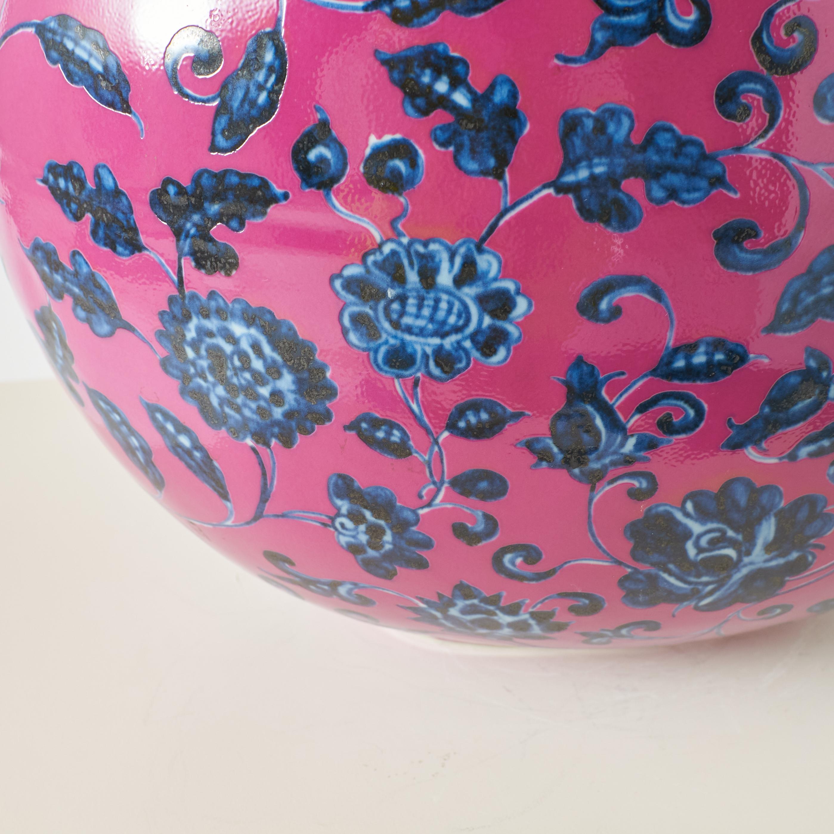 Vaso a forma di fiasco di luna rosa con motivi floreali blu, XX secolo in vendita 3