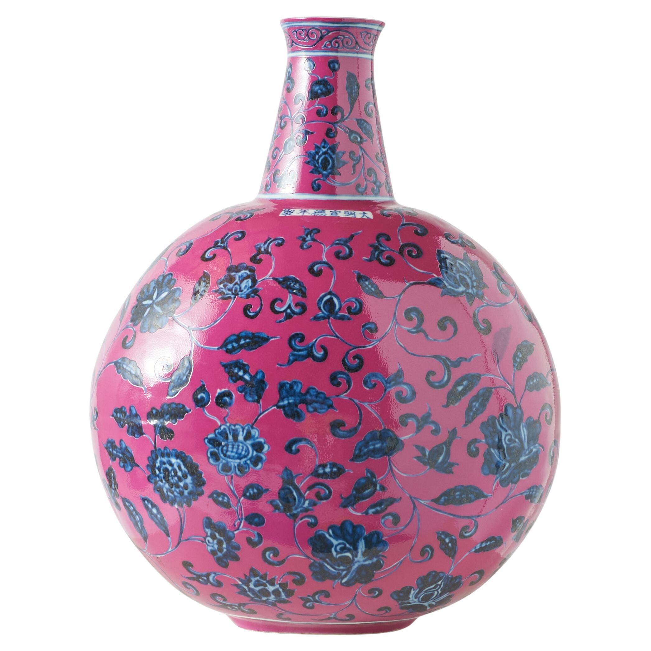 Jarrón en forma de petaca lunar rosa con motivos florales azules, Siglo XX