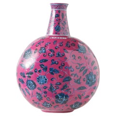 Jarrón en forma de petaca lunar rosa con motivos florales azules, Siglo XX