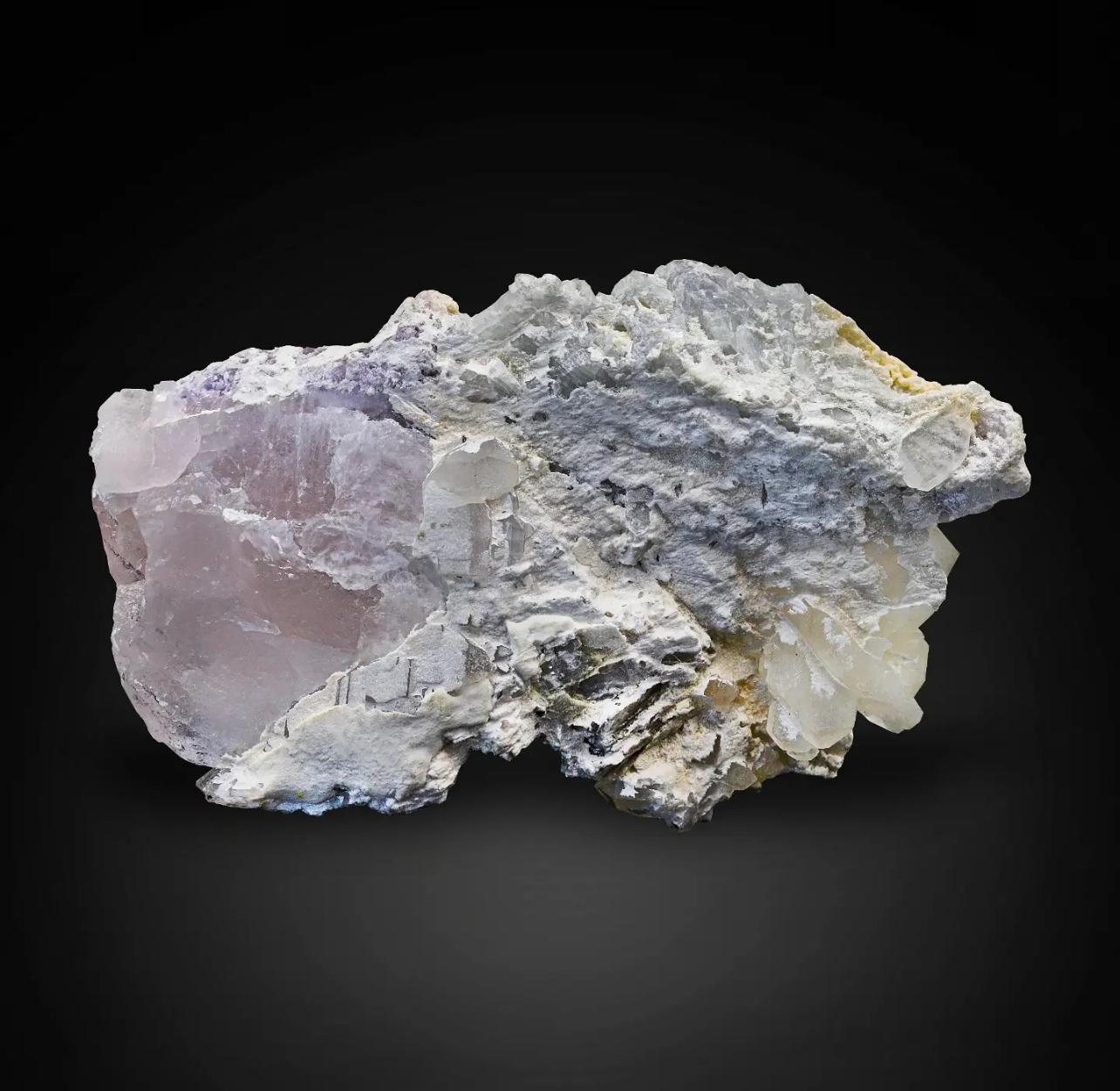 Informazioni sul prodotto:

Tipo di esemplare: Morganite con lepidolite e quarzo dall'Afghanistan

Peso: 62 grammi

Dimensioni: H. H. 5 x L. 8 x P. 1,5 cm

Origine: Darrah I Pech, distretto di Chapa Dara, provincia di Kunnar,
