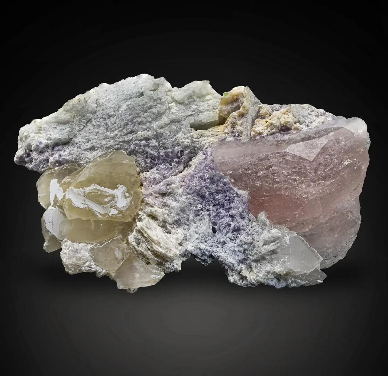 American Craftsman Cristallo di morganite rosa con lepidolite viola e quarzo di Kunnar, Afghnistan in vendita