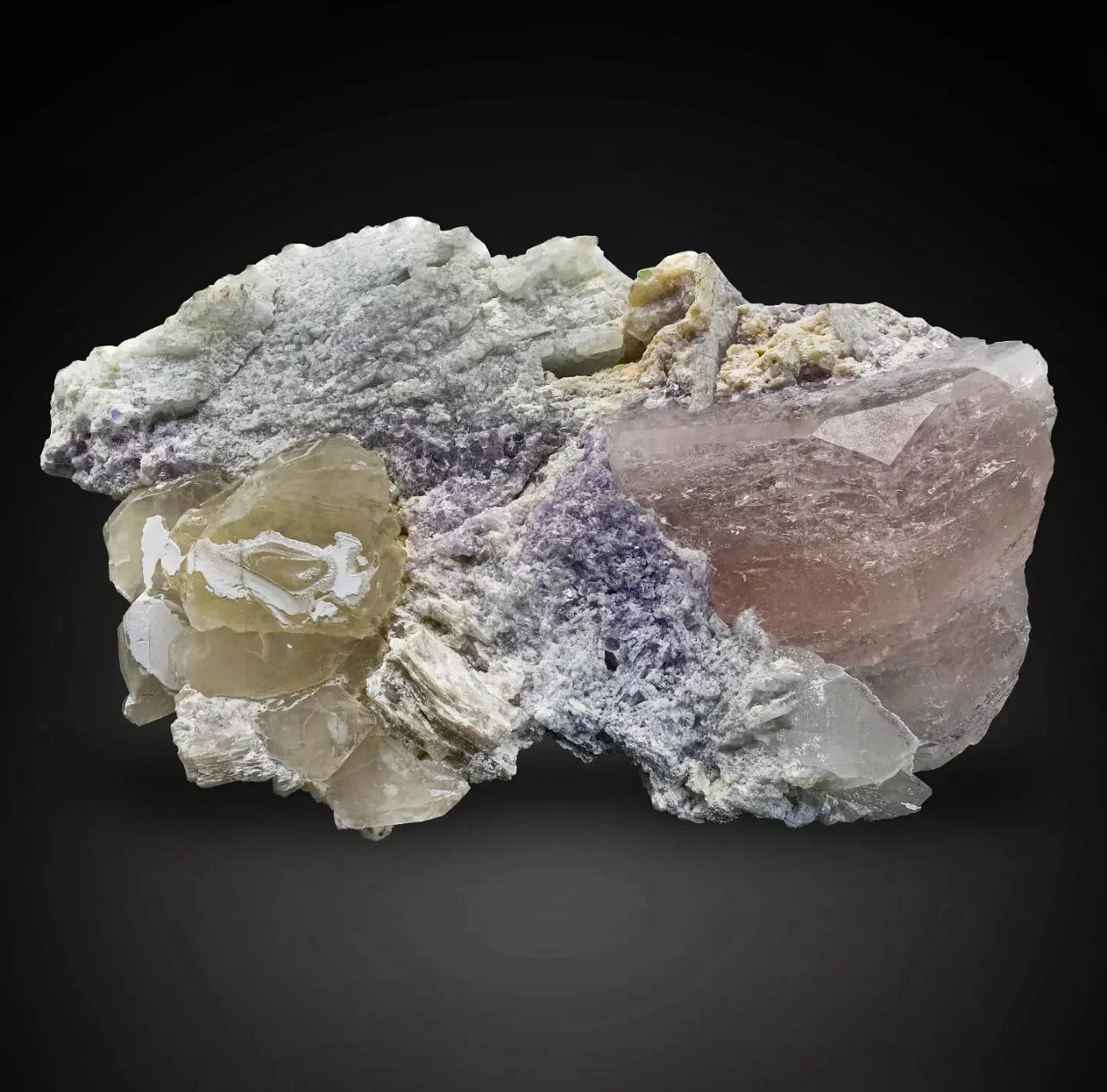 Cristallo di morganite rosa con lepidolite viola e quarzo di Kunnar, Afghnistan In condizioni buone in vendita a Peshawar, PK