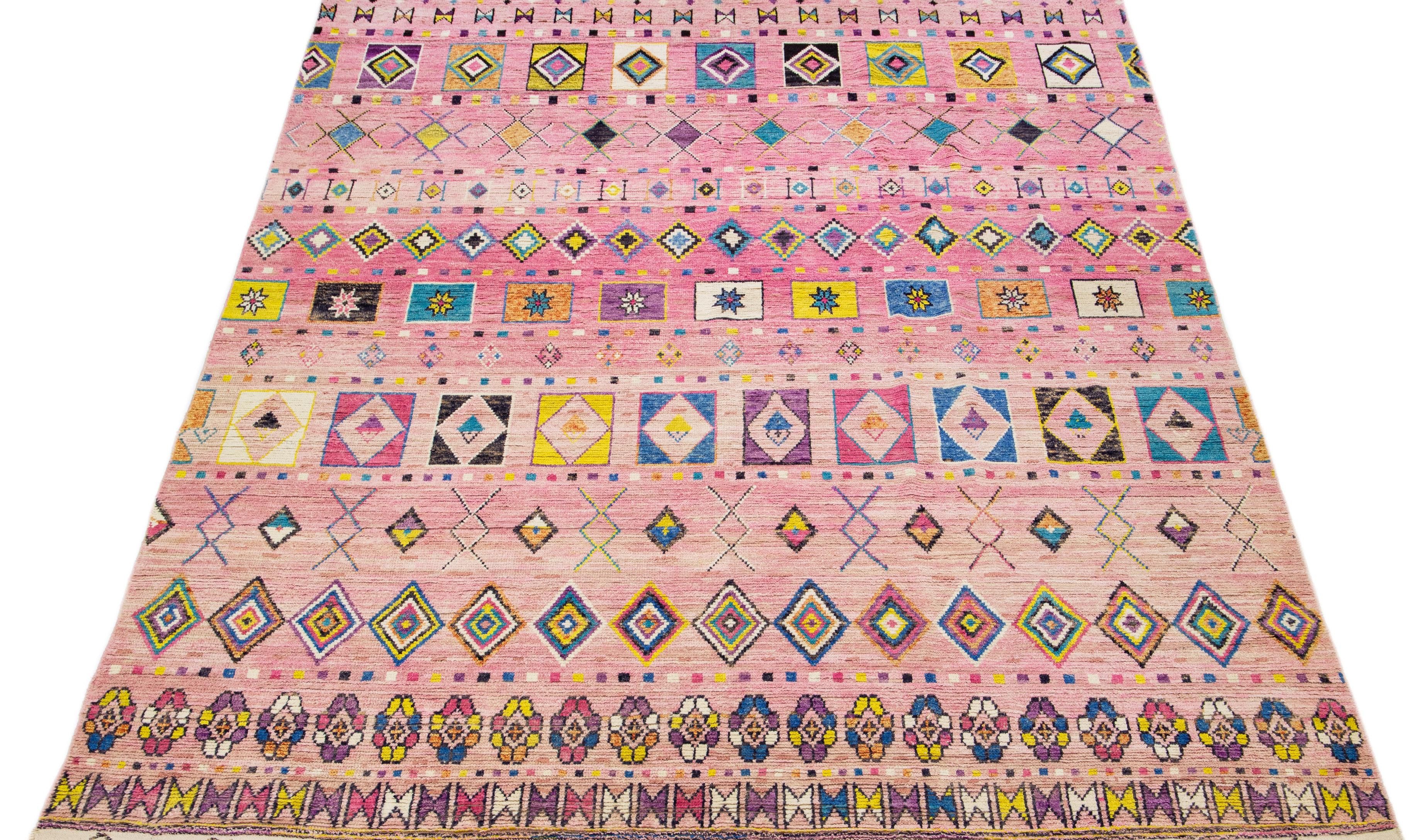 Annodato a mano Tappeto in lana geometrico fatto a mano in stile berbero marocchino rosa in vendita