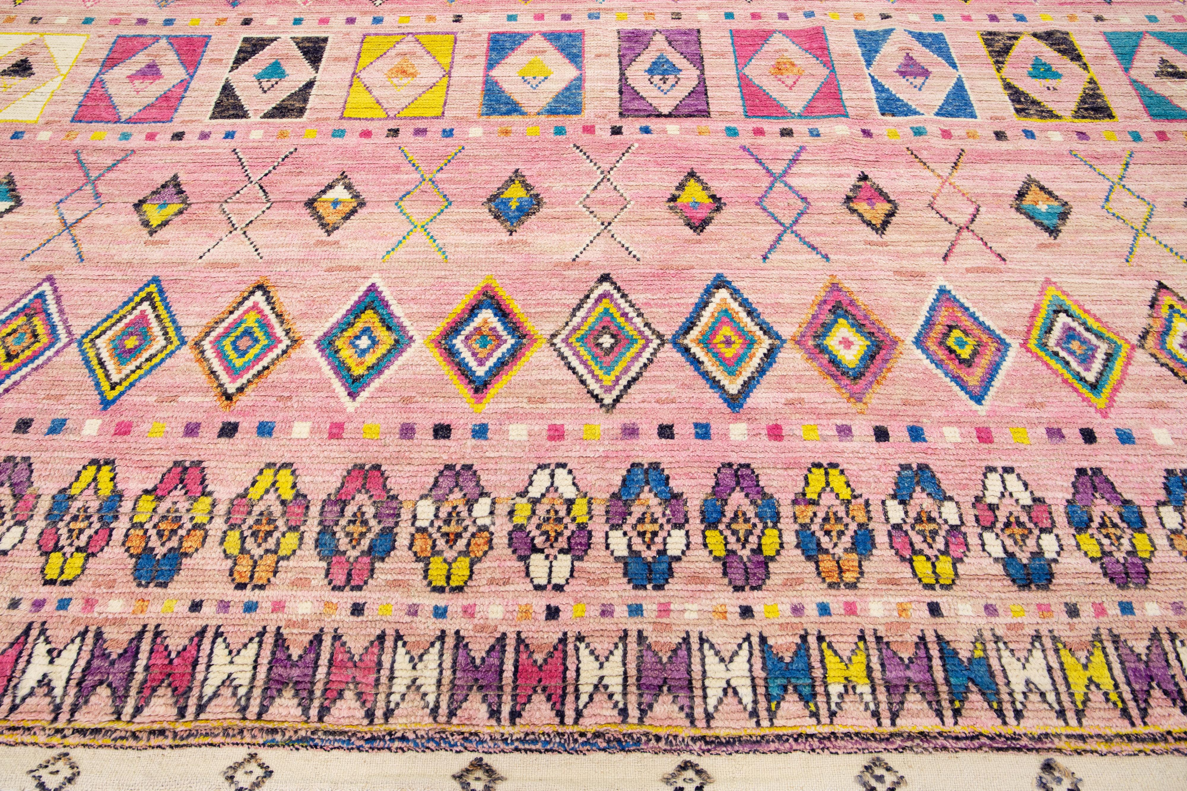 Tappeto in lana geometrico fatto a mano in stile berbero marocchino rosa In condizioni Nuovo in vendita a Norwalk, CT