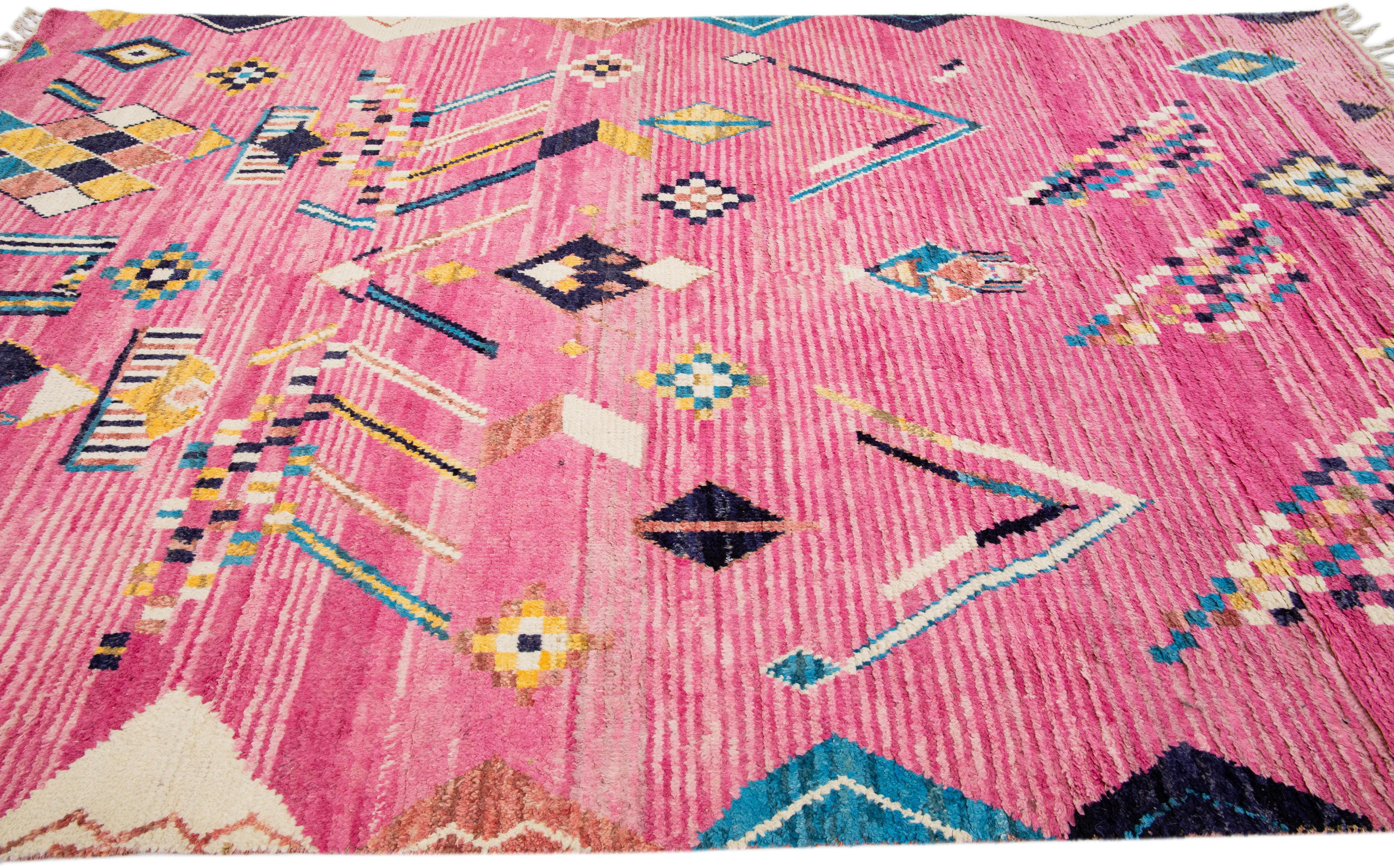 Annodato a mano Tappeto in lana tribale fatto a mano in stile berbero marocchino rosa in vendita