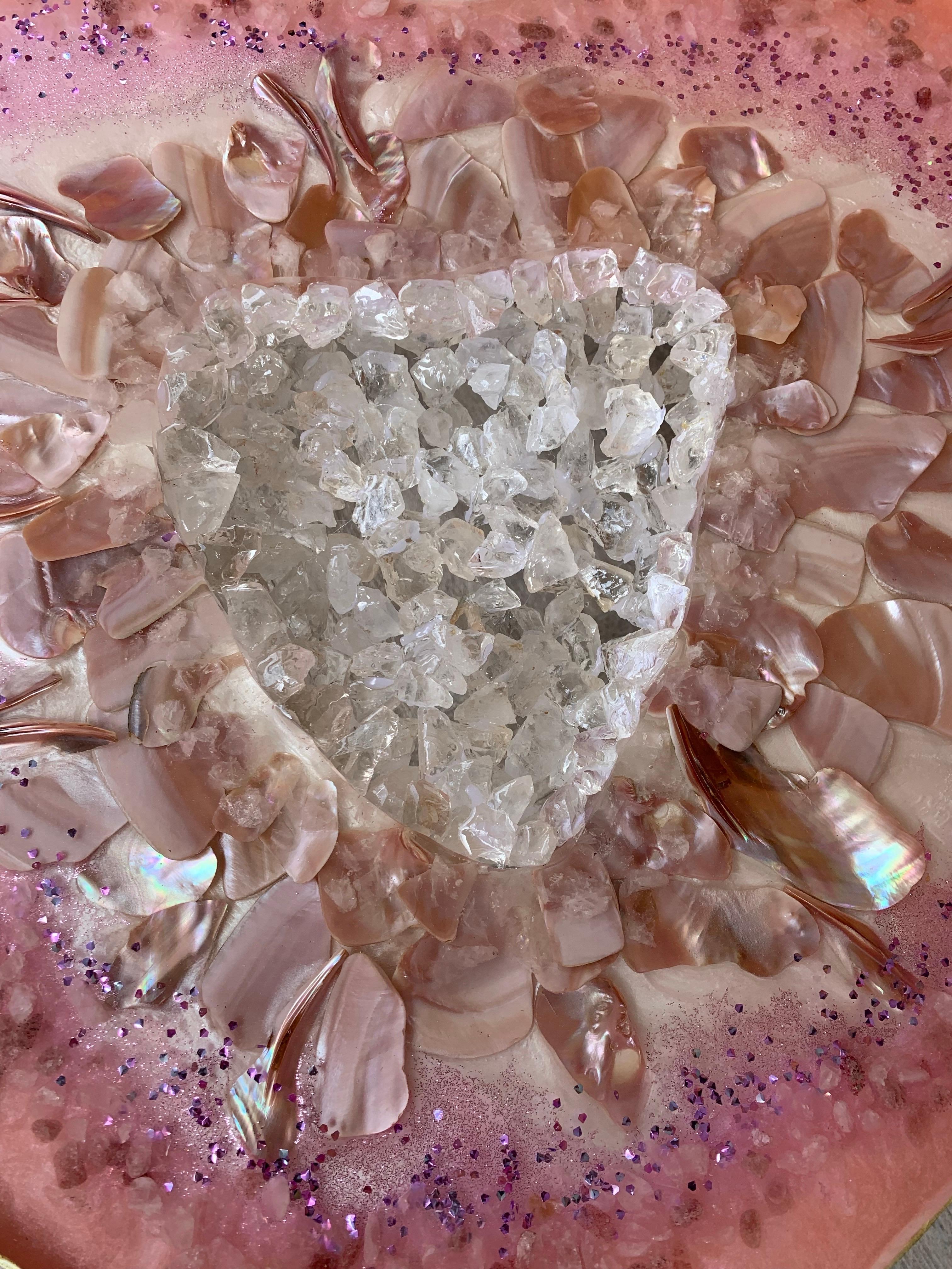 Notre meilleure vente ! 

Voici notre exquise table basse rose ! Fabriqué en résine et orné de coquilles de nacre, de quartz, de quartz fraise et de quartz rose. Les bords dorés et le centre chargé de quartz créent un effet de géode naturelle