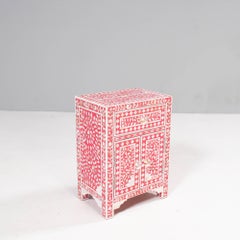 Kleiner Schrank mit rosafarbener Perlmutteinlage