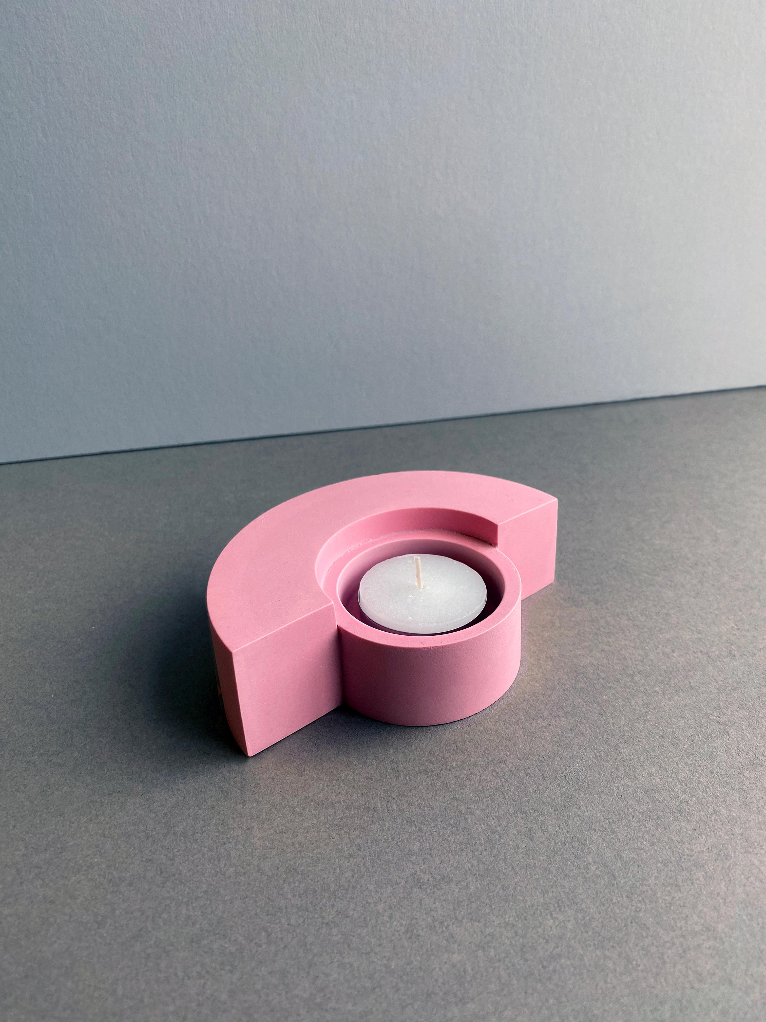 Projet Pink Mould par Theodora Alfredsdottir
Unique en son genre
MATERIAL : Jesmonite
Dimensions : 120 x 90 x 35 mm : 120 x 90 x 35 mm

Theodora Alfredsdottir est un studio de conception de produits basé à Londres. 
Theodora est une designer de