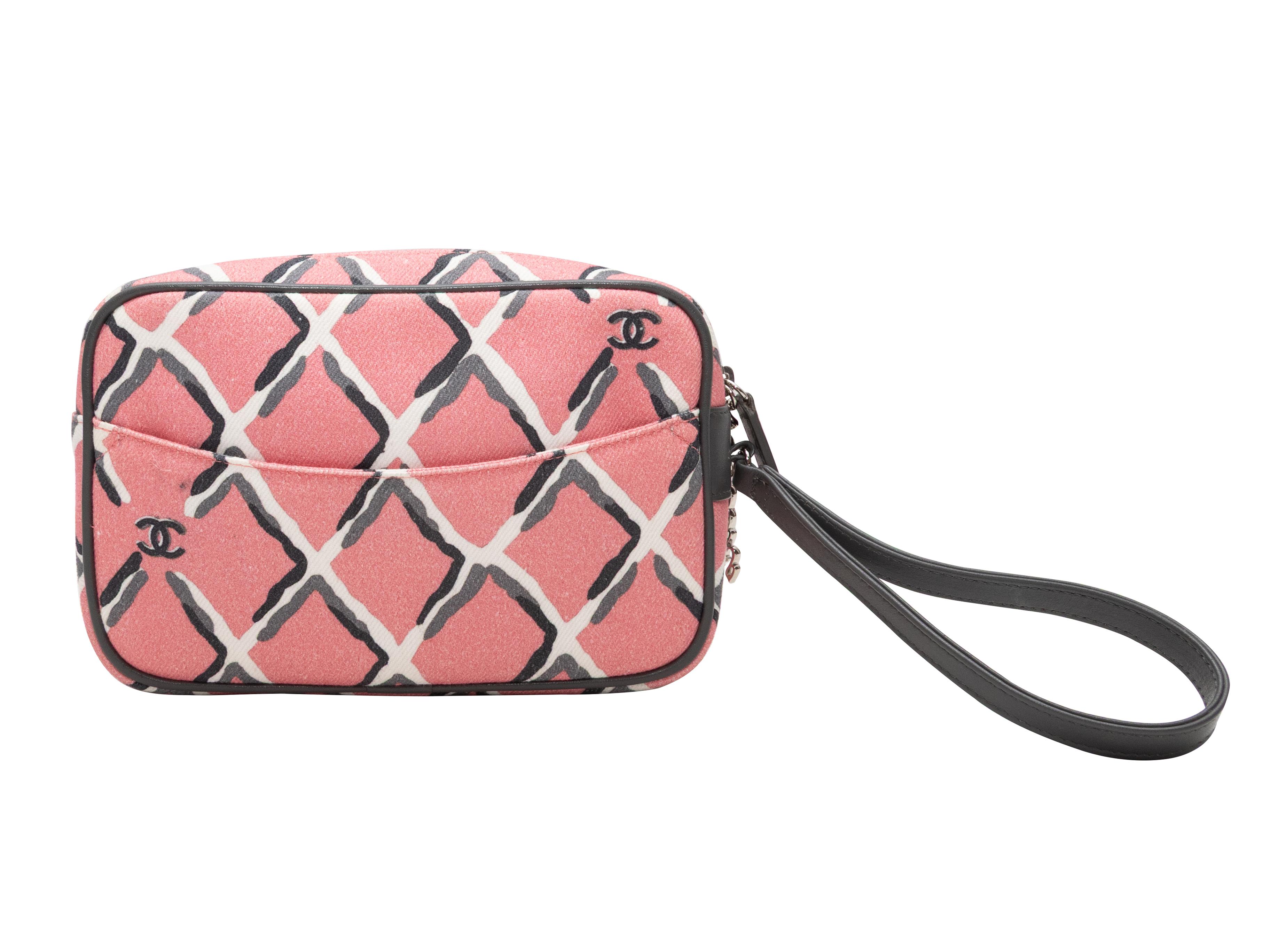 Rosa & Grau Multicolor Chanel CoCo Gedruckte Strandtasche. Die CoCo Printed Beach Pouch hat ein Textilgehäuse, Lederbesätze, silberfarbene Beschläge, einen einzelnen Handgelenkriemen und einen Reißverschluss oben. Maße: L x H x T, Henkelfall: 5,75