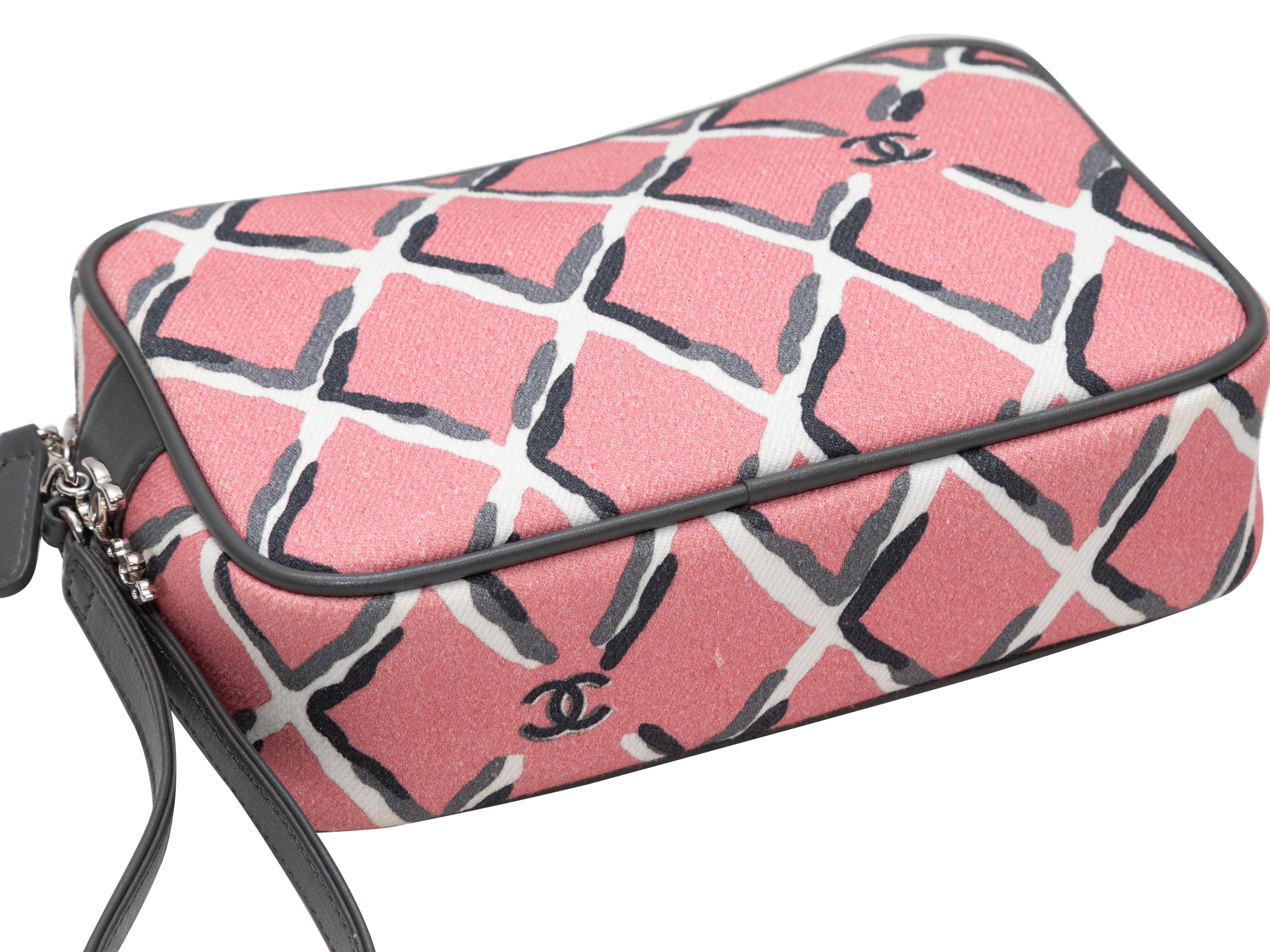 Rosa & Multicolor Chanel CoCo Bedruckte Strandtasche im Zustand „Gut“ im Angebot in New York, NY