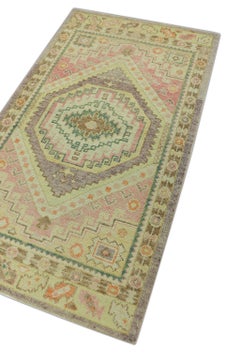 Mehrfarbiger handgewebter türkischer Oushak-Teppich aus Wolle in Rosa 3'2" x 5'5"