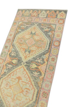 Mehrfarbiger türkischer Oushak-Läufer aus handgewebter Wolle in Rosa 2'11" x 6'4"
