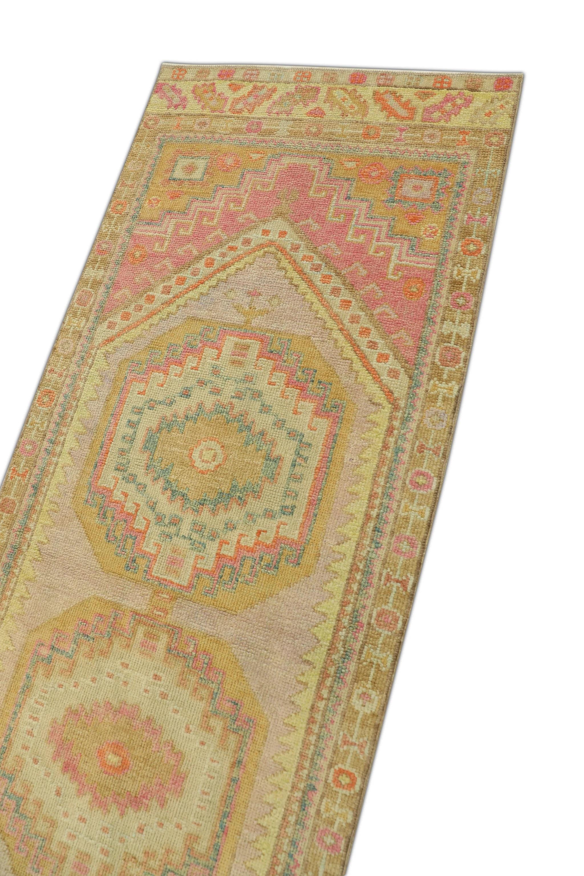Dieser türkische Oushak-Teppich ist ein atemberaubendes Kunstwerk, das von erfahrenen Kunsthandwerkern mit traditionellen Techniken handgewebt wurde. Der Teppich weist komplizierte Muster und eine weiche Farbpalette auf, die durch die Verwendung