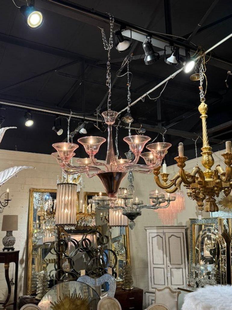 Lampadario moderno a 8 bracci in vetro rosa di Murano. Circa 2000. Il lampadario è stato ricablato professionalmente e viene fornito con catena e baldacchino coordinati. È pronto per essere appeso! 29