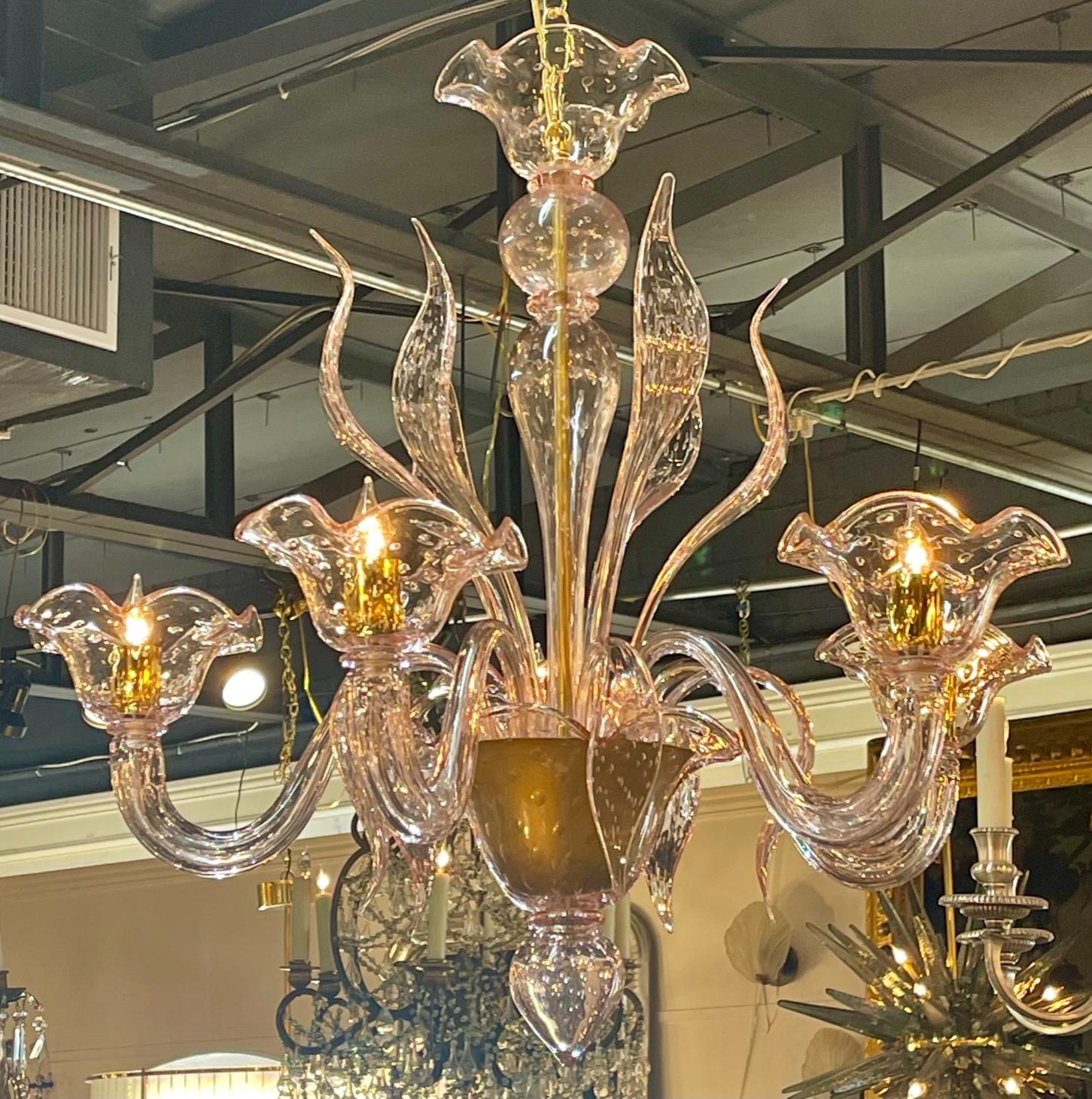 Lampadario moderno a 5 bracci in vetro di Murano rosa e ottone satinato. Circa 2000. Il lampadario è stato ricablato professionalmente, pulito e pronto per essere appeso. Include una catena e un baldacchino coordinati.