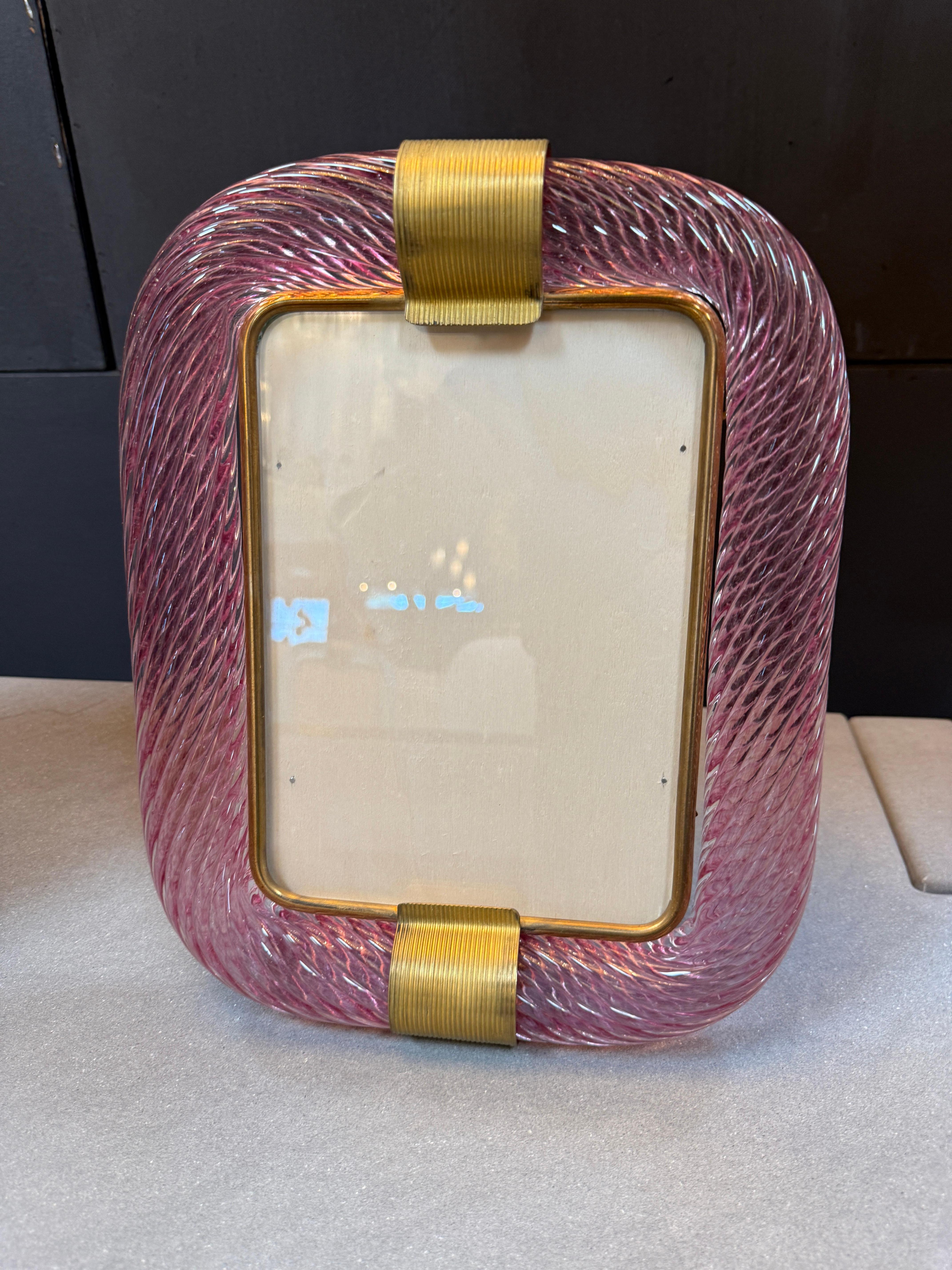 Moderno Cornice in ottone e vetro di Murano rosa in vendita