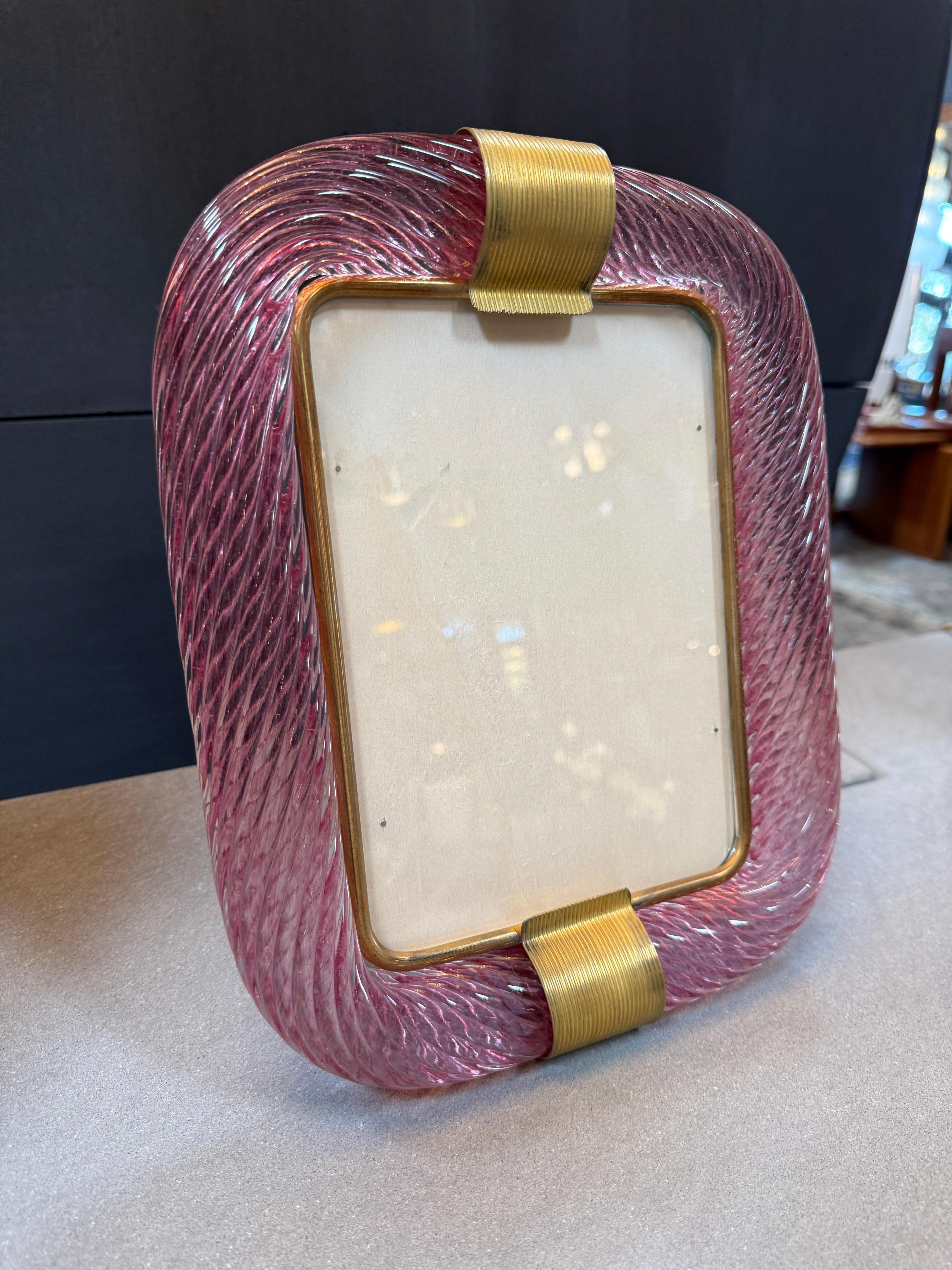 Italiano Cornice in ottone e vetro di Murano rosa in vendita