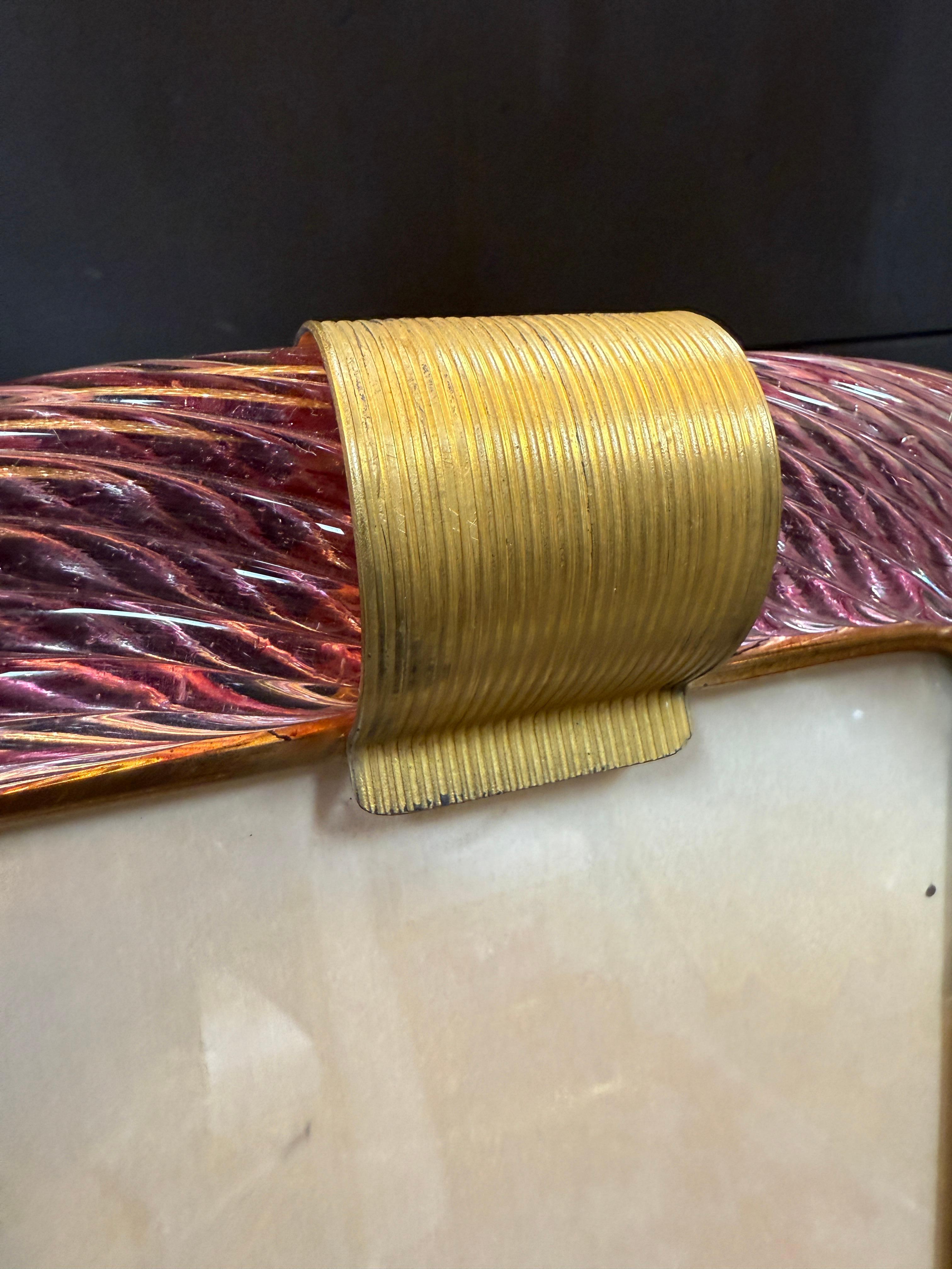 Cornice in ottone e vetro di Murano rosa In condizioni buone in vendita a Los Angeles, CA