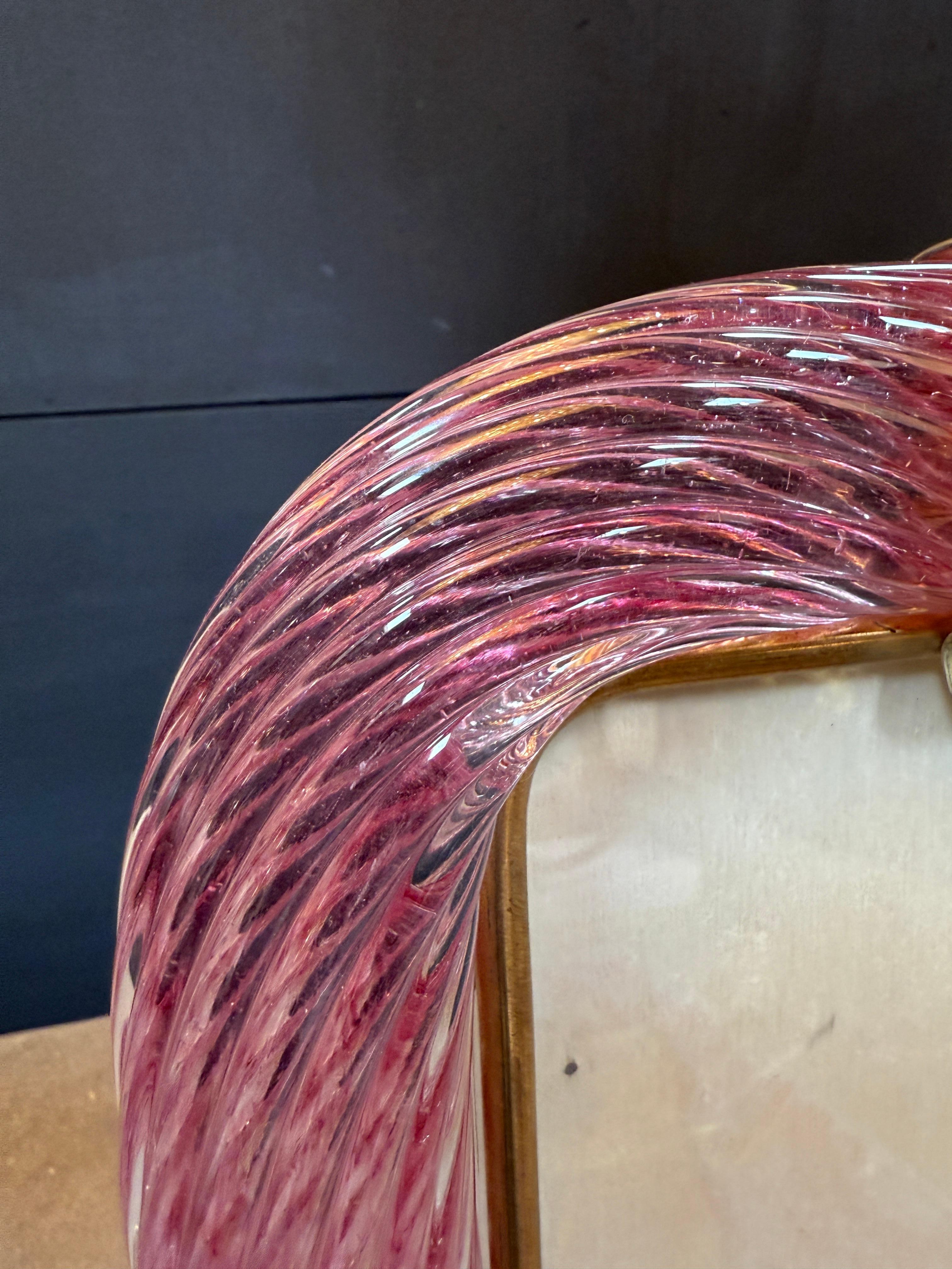 Metà XX secolo Cornice in ottone e vetro di Murano rosa in vendita