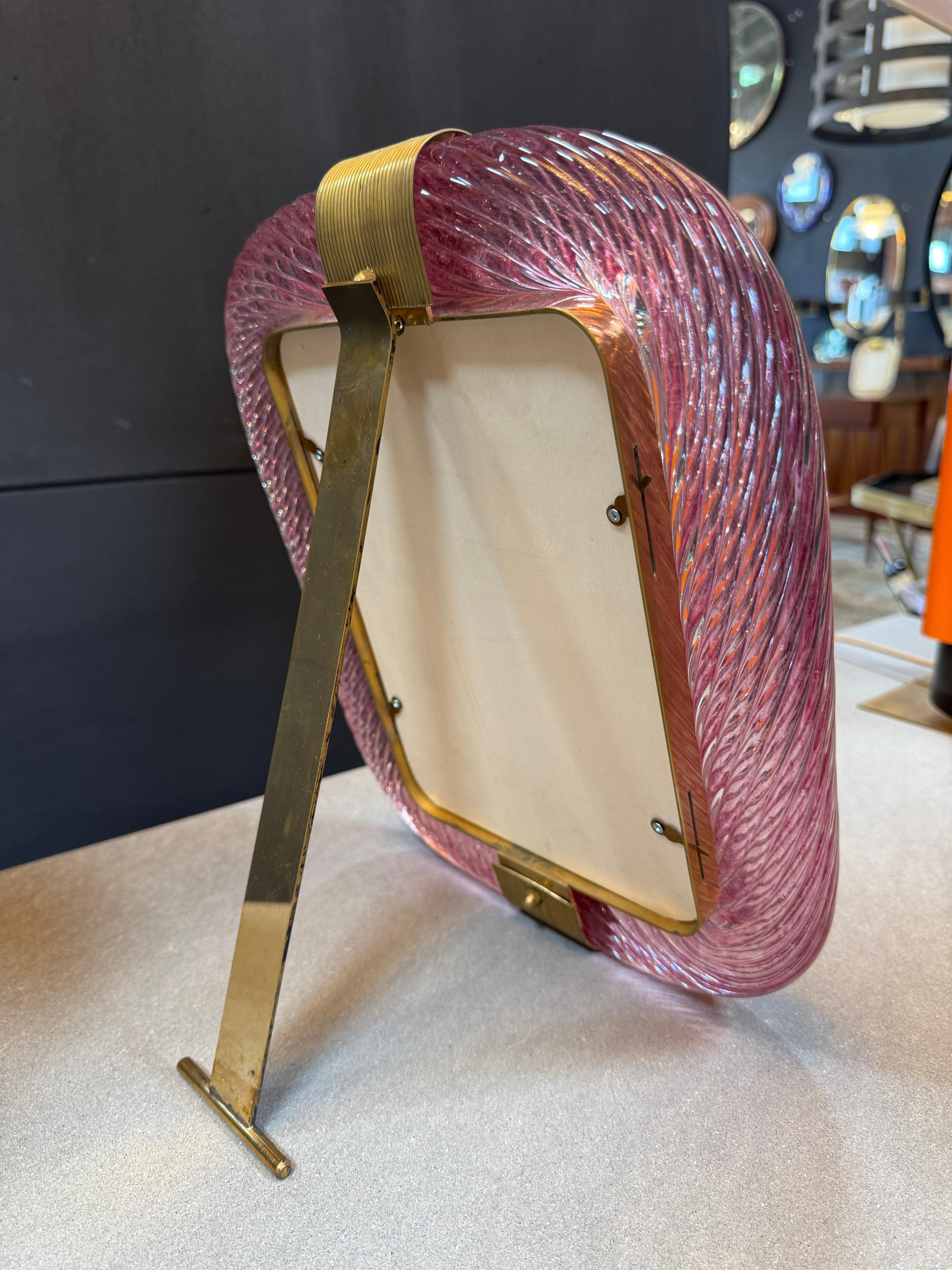 Vetro artistico Cornice in ottone e vetro di Murano rosa in vendita