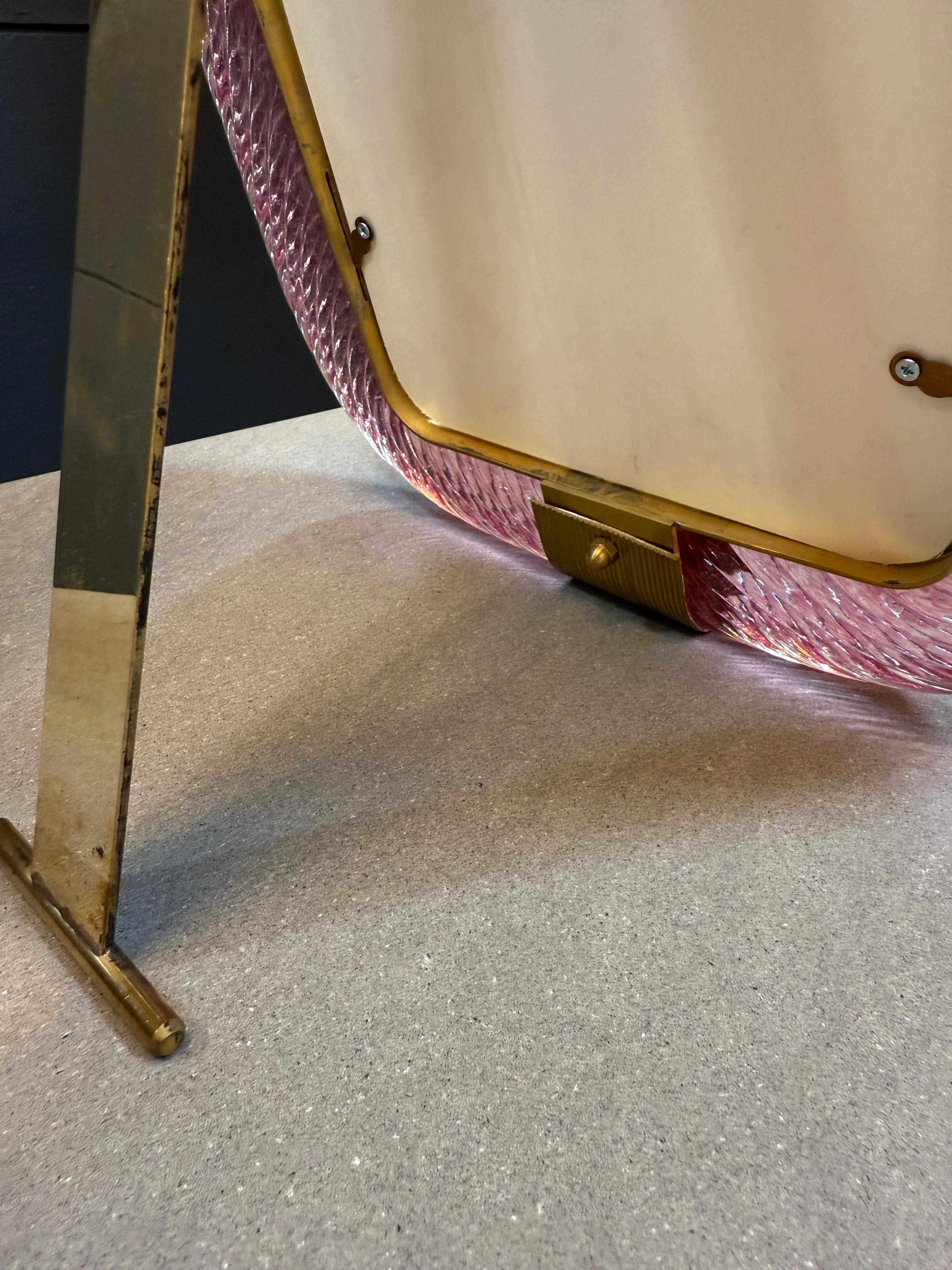Cornice in ottone e vetro di Murano rosa in vendita 1