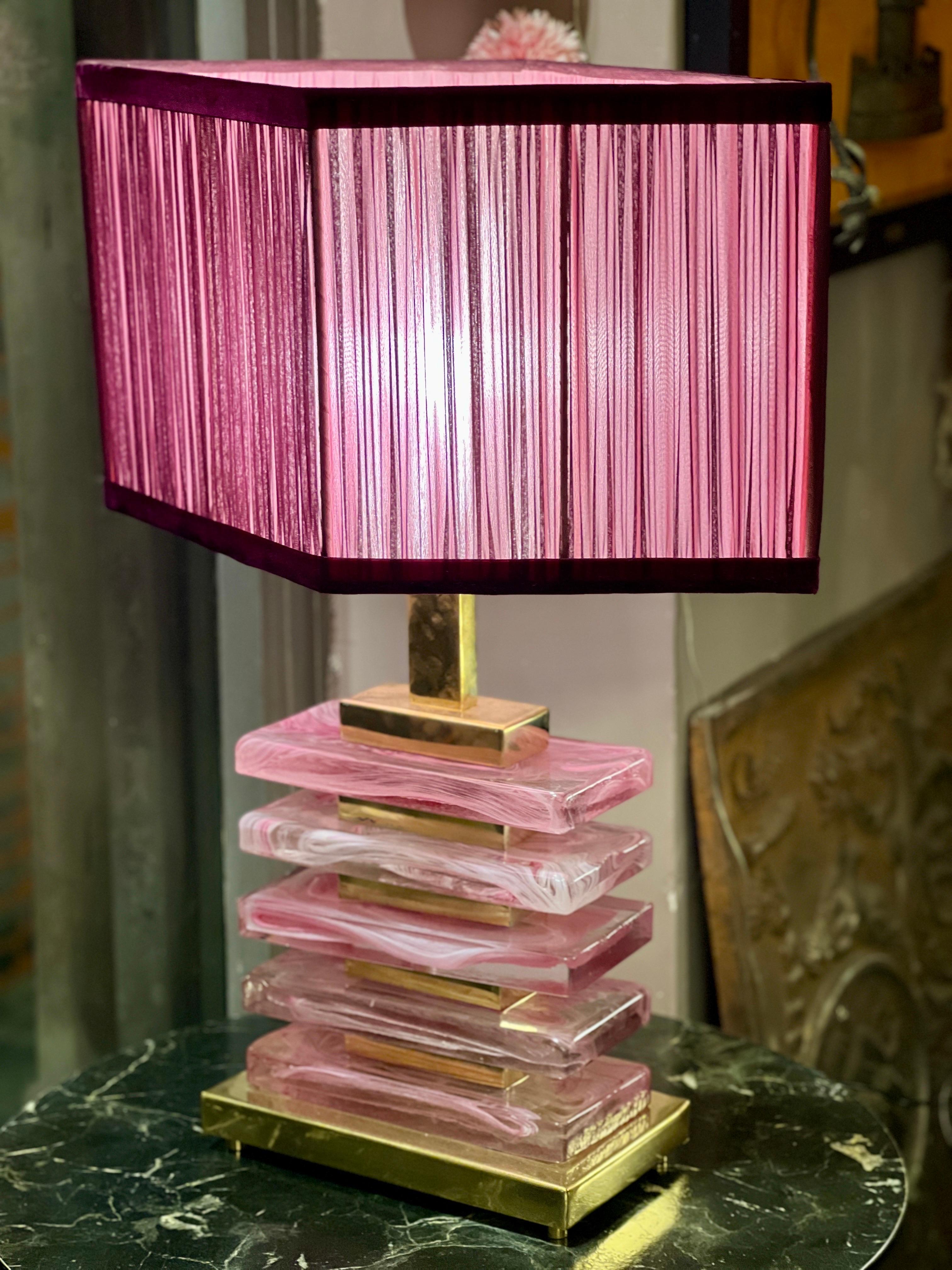Lámpara de sobremesa de bloques de cristal de Murano rosa y pantalla artesanal, años 70 en Excelente estado para la venta en Florence, IT