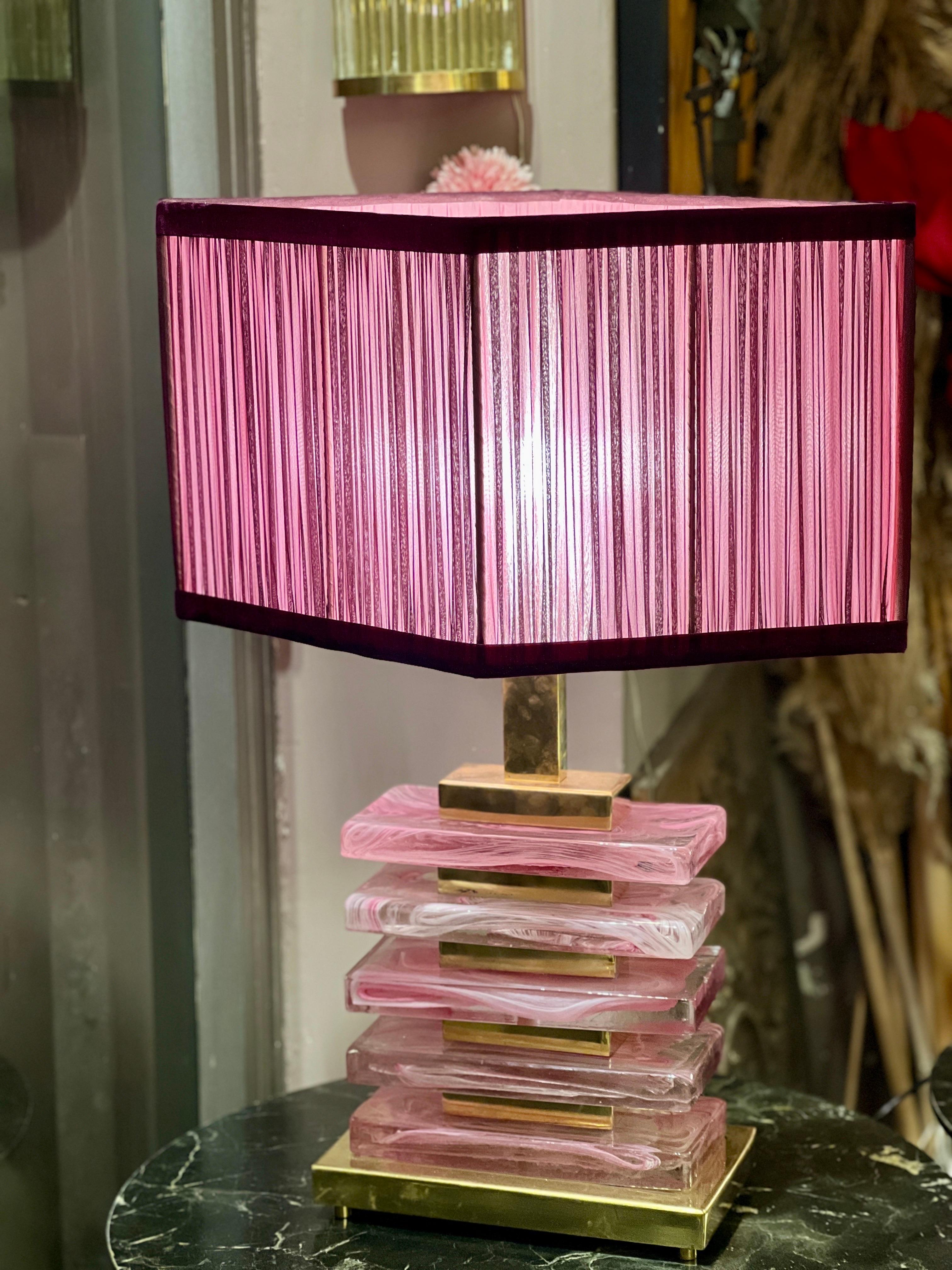 Lámpara de sobremesa de bloques de cristal de Murano rosa y pantalla artesanal, años 70 Latón en venta
