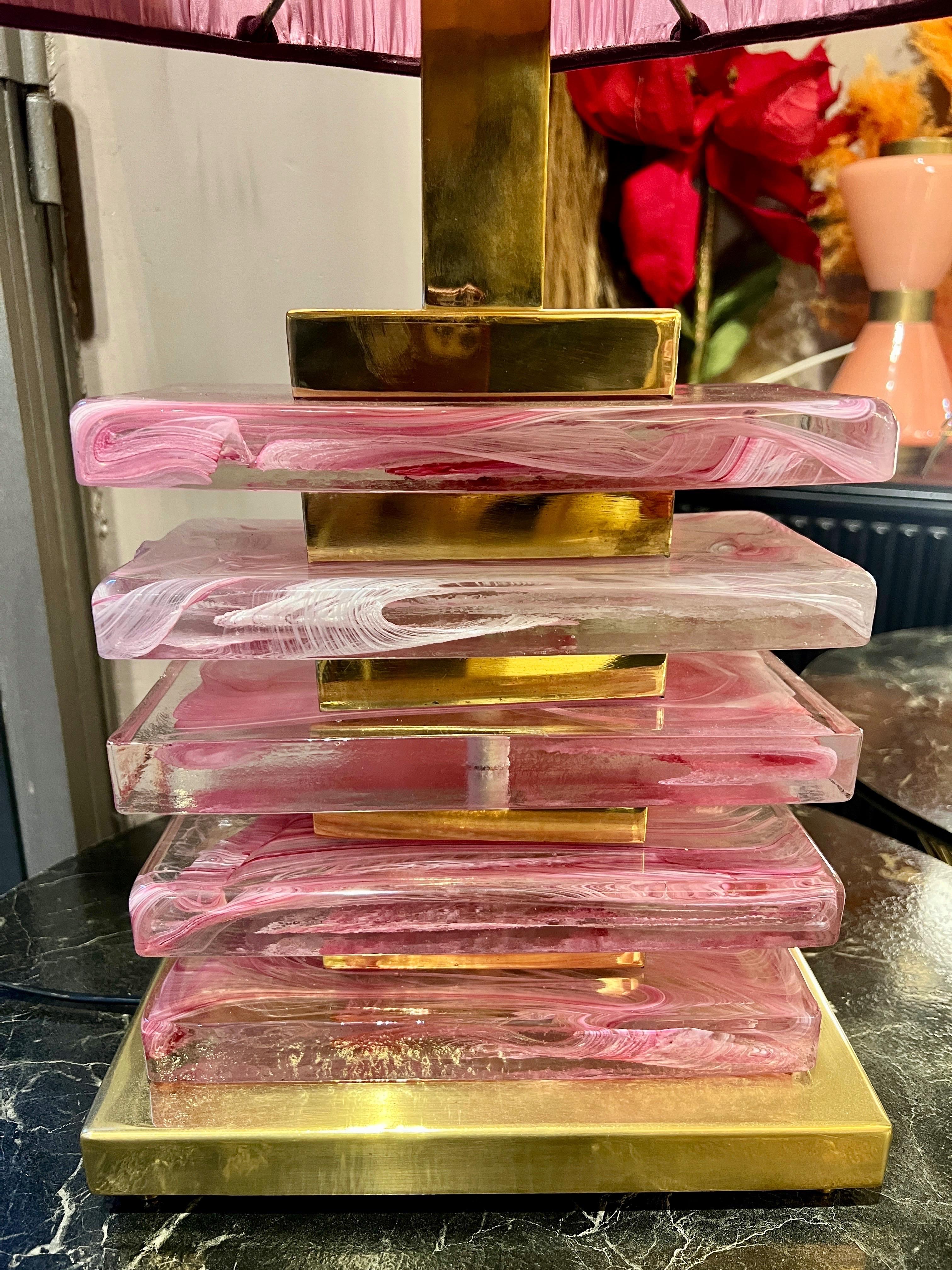 Lámpara de sobremesa de bloques de cristal de Murano rosa y pantalla artesanal, años 70 en venta 2