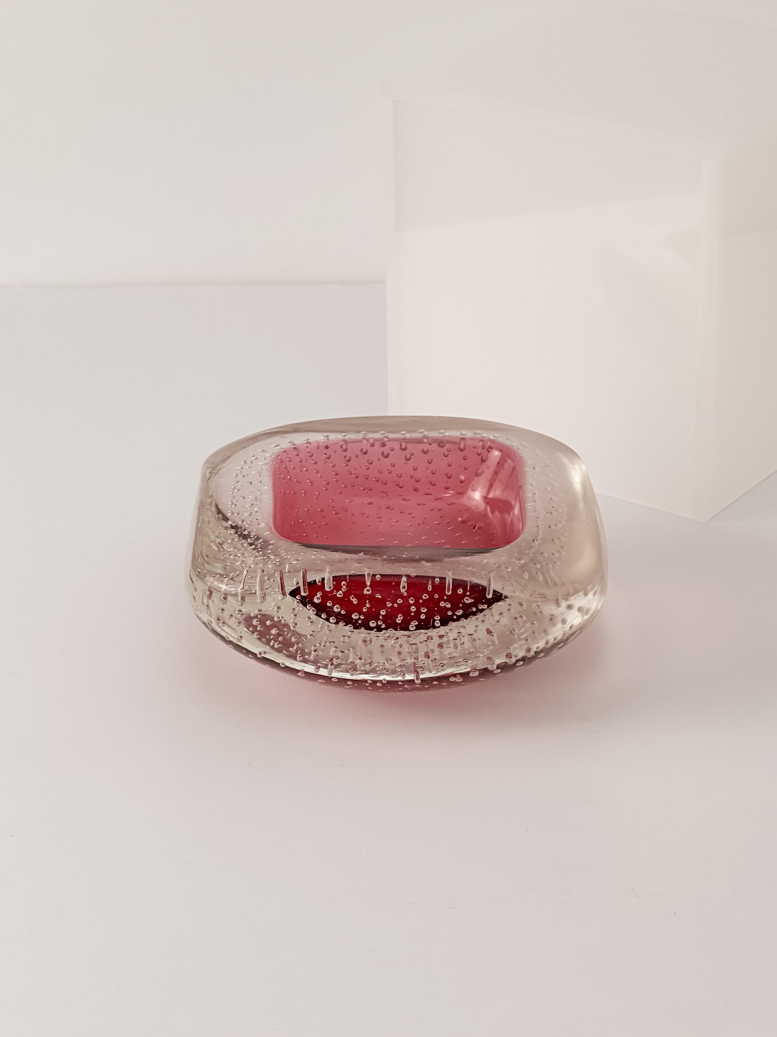 Kleine quadratische Schale aus rosa Murano-Glas, handgefertigt in den 1960er Jahren und Galliano Ferro zugeschrieben. 

Dieses auffällige Stück zeigt die Sommerso-Technik mit einem leuchtend rosa Glaskern, der von dickem, kristallklarem Murano-Glas