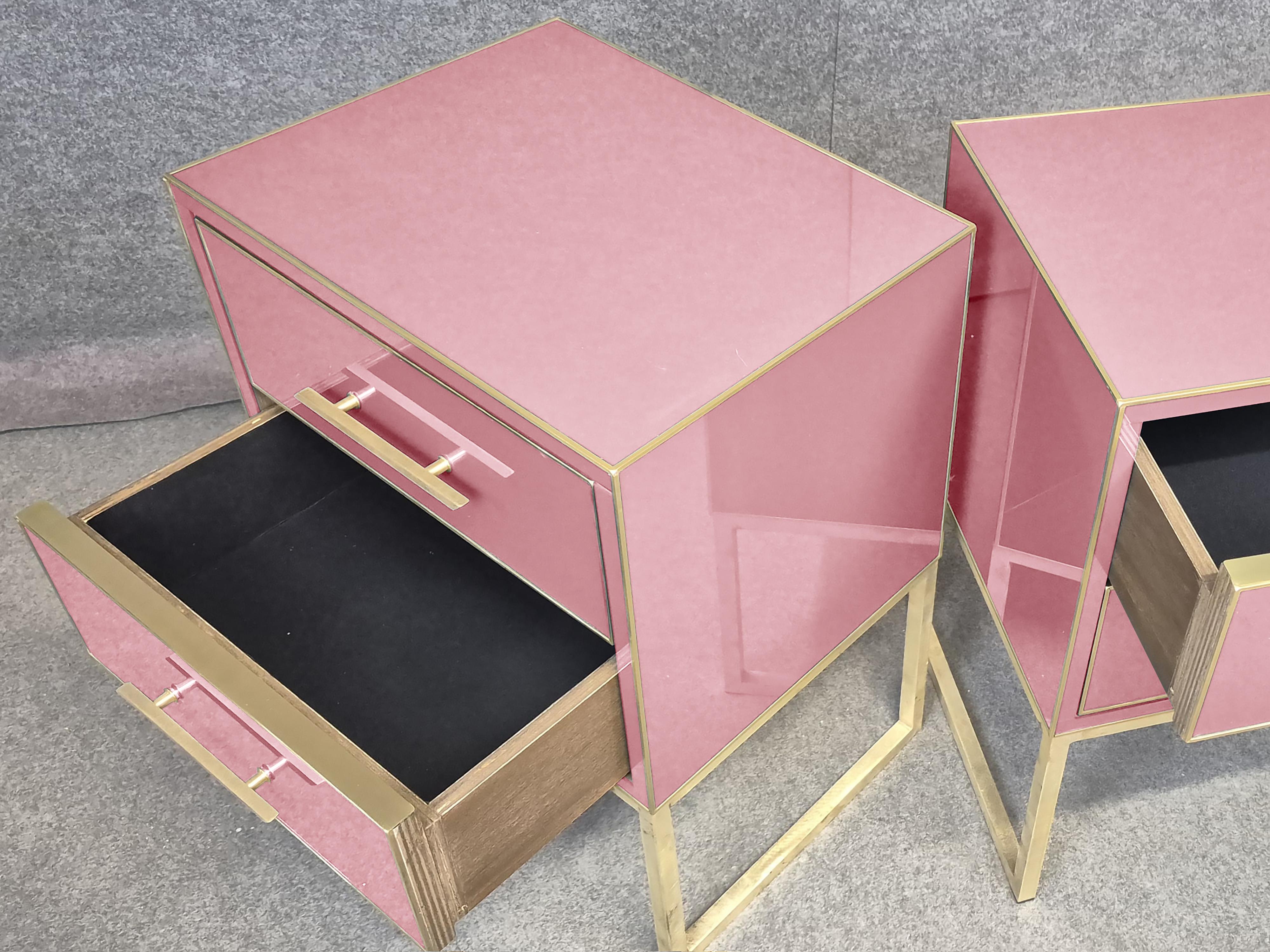 Moderno Pink Murano Glass & Brass Luxury Bedside Tables: Italian Artistry Modern Bedroom in vendita
