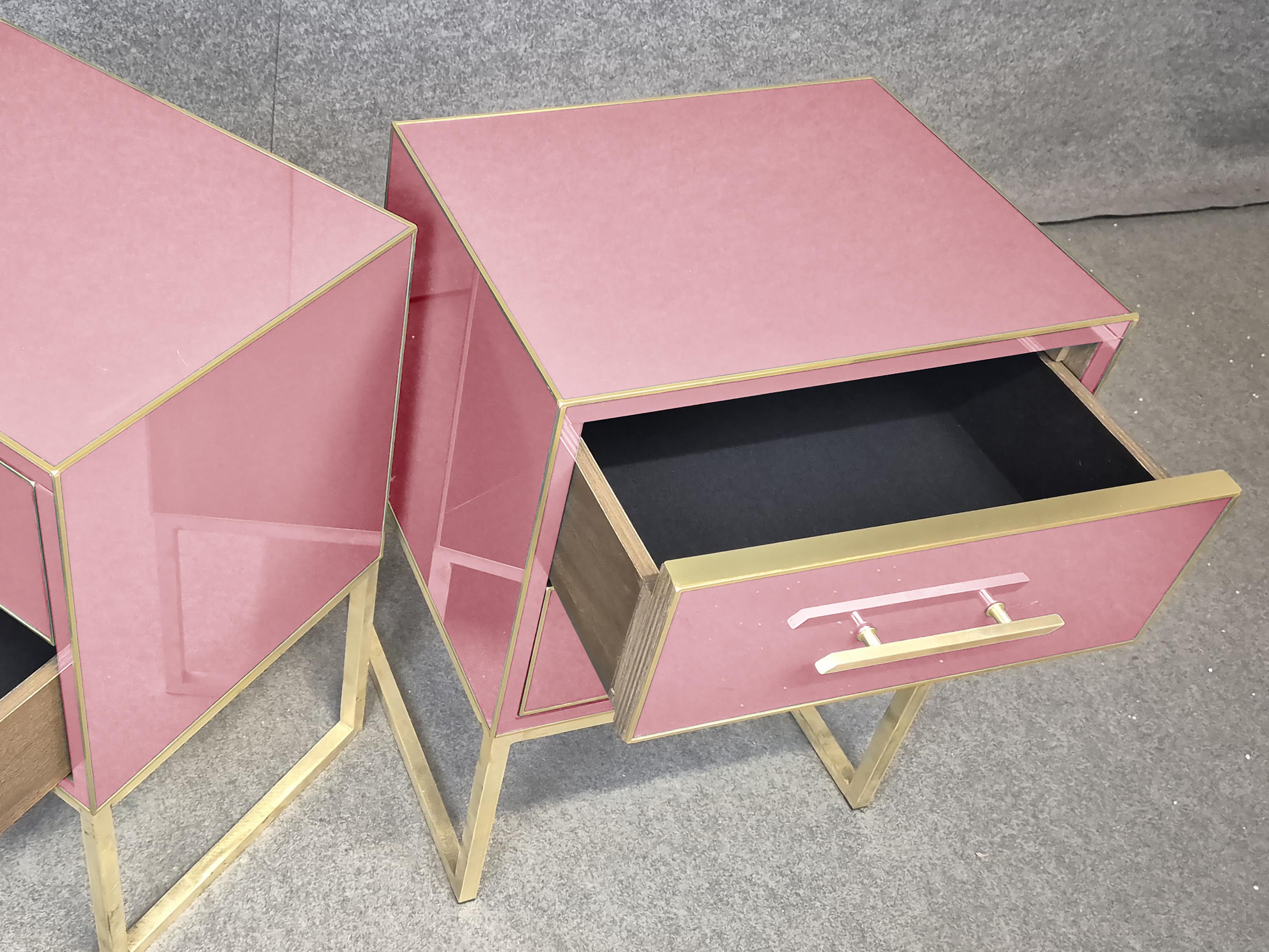 Periodo contemporaneo Pink Murano Glass & Brass Luxury Bedside Tables: Italian Artistry Modern Bedroom in vendita