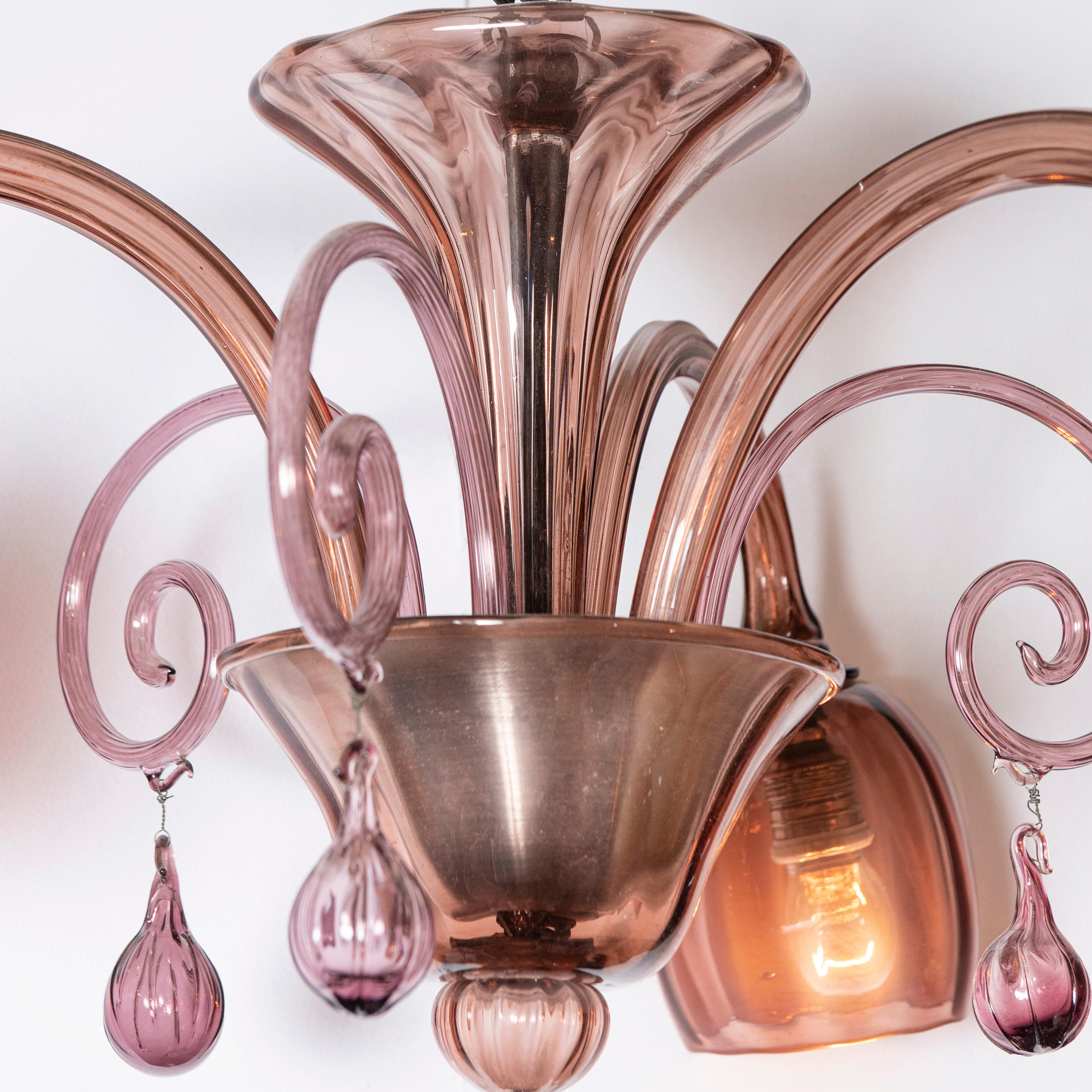Kronleuchter aus rosa Murano-Glas von Venini, Italien, um 1940.
Mit drei Lichtern.
  