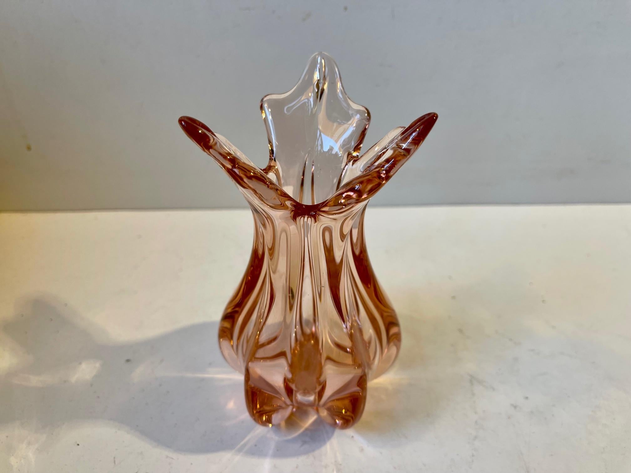 Piccolo vaso Pulpit dalla forma biomorfa in vetro soffiato a mano rosa/salmone e trasparente. Progettato e prodotto da Seguso a Murano negli anni '50 o '60. Questo vaso non presenta alcun segno sulla base. H. 16, L. 9 cm.