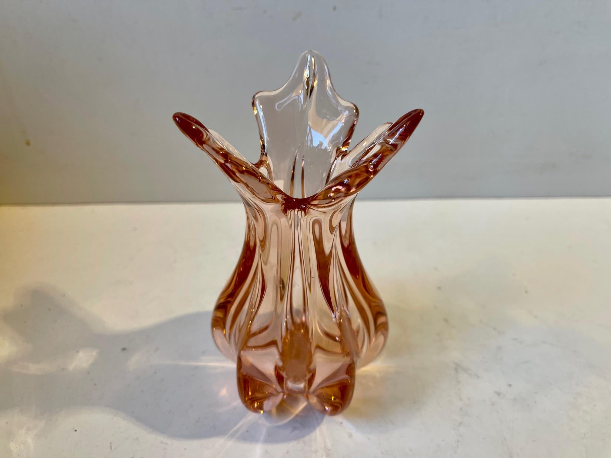 Small biomorphically shaped Pulpit vase in cased pink/salmon and clear hand blown glass. Designed and manufactured at Seguso in Murano Italy during the 1950s or 60s. This vase does not have any markings to the base. H: 16, W: 9 cm.